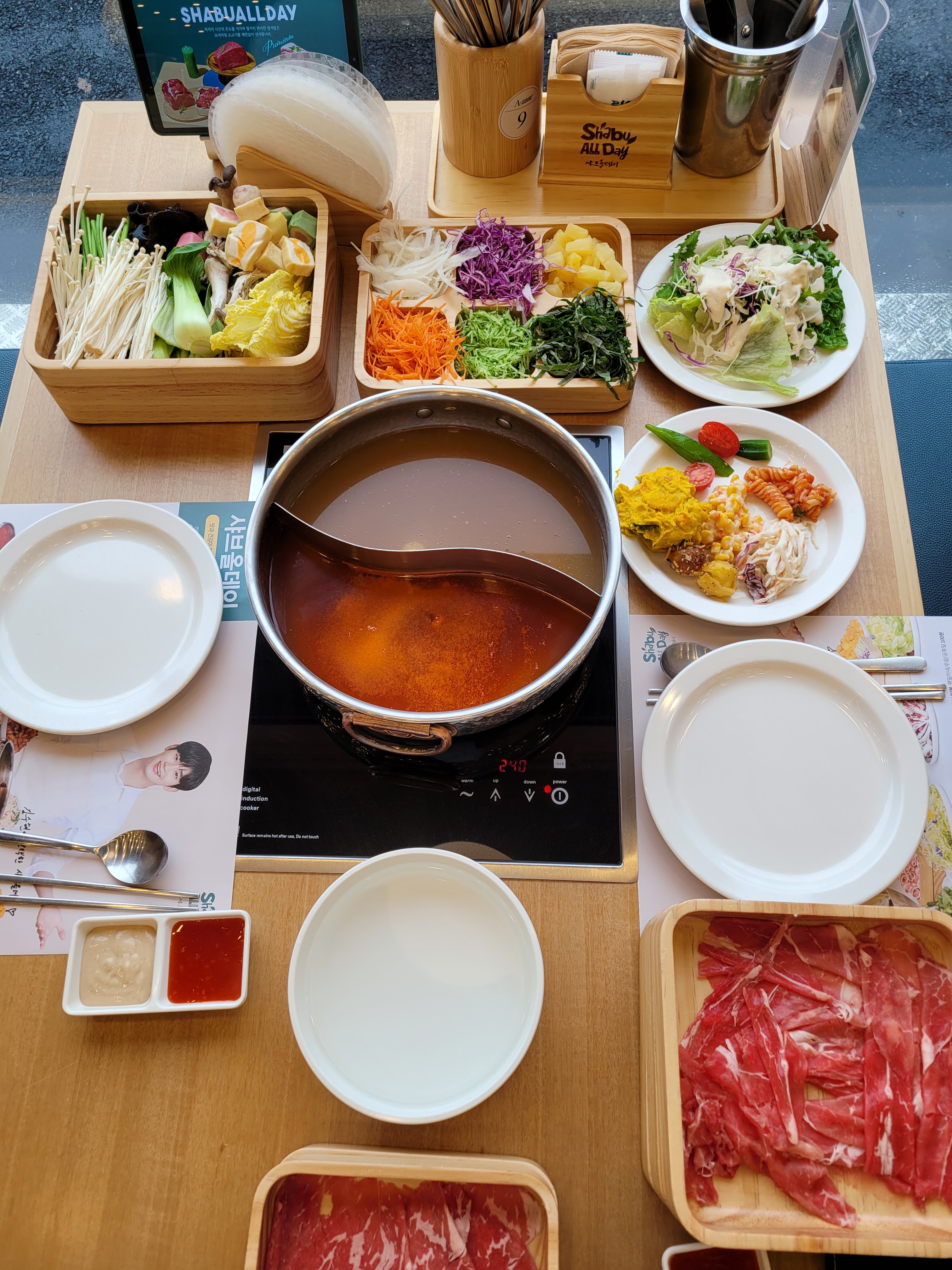 처음 와본곳인데 사람 진짜 북적북적. 이 가격에 고기 무한 리필이라니. 치킨이나 떡볶이 튀