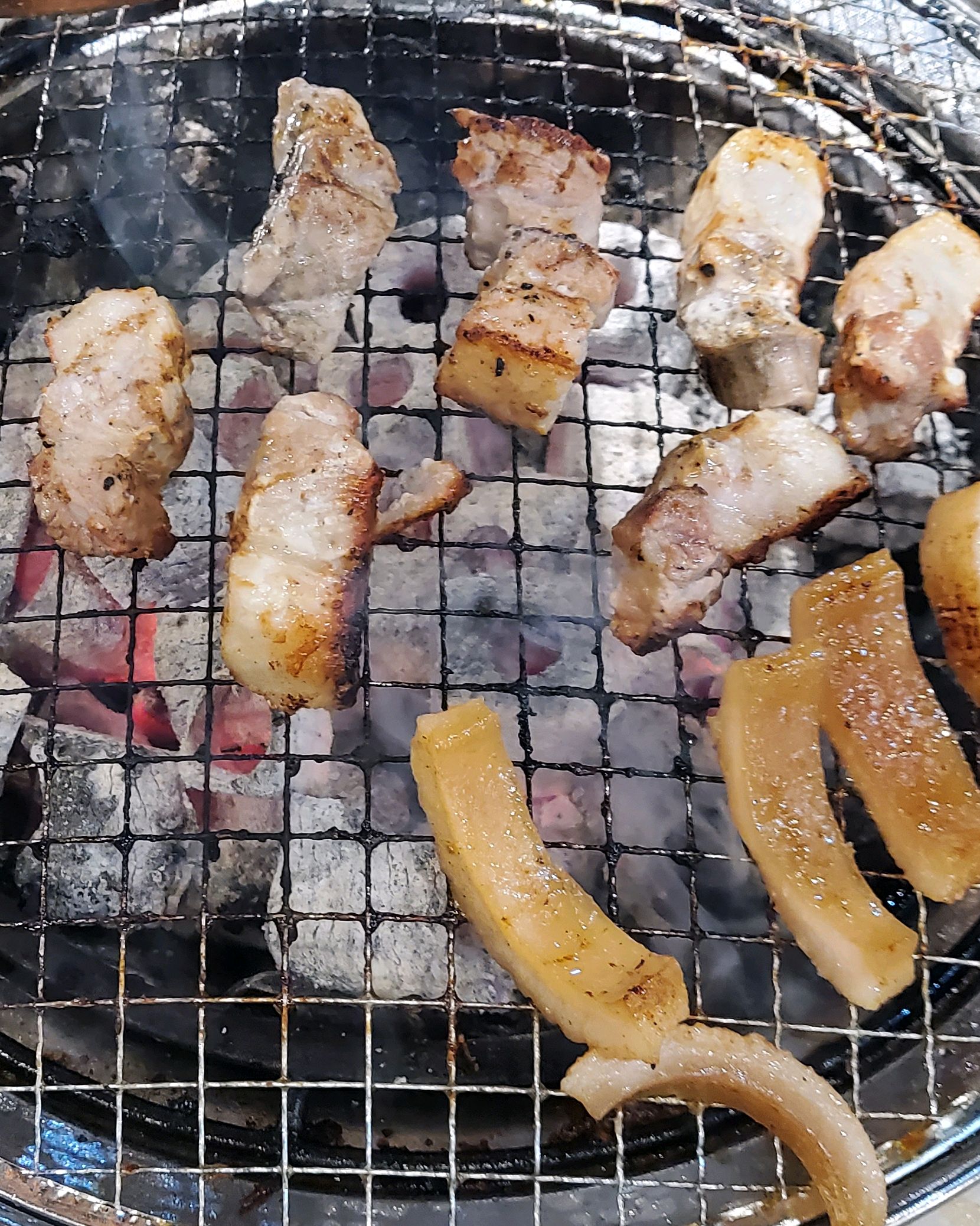 대낮인데 유난히 어르신들이 많아요. 다른 매장에 비해 너무 협소하고 음식도 다양하지 않아