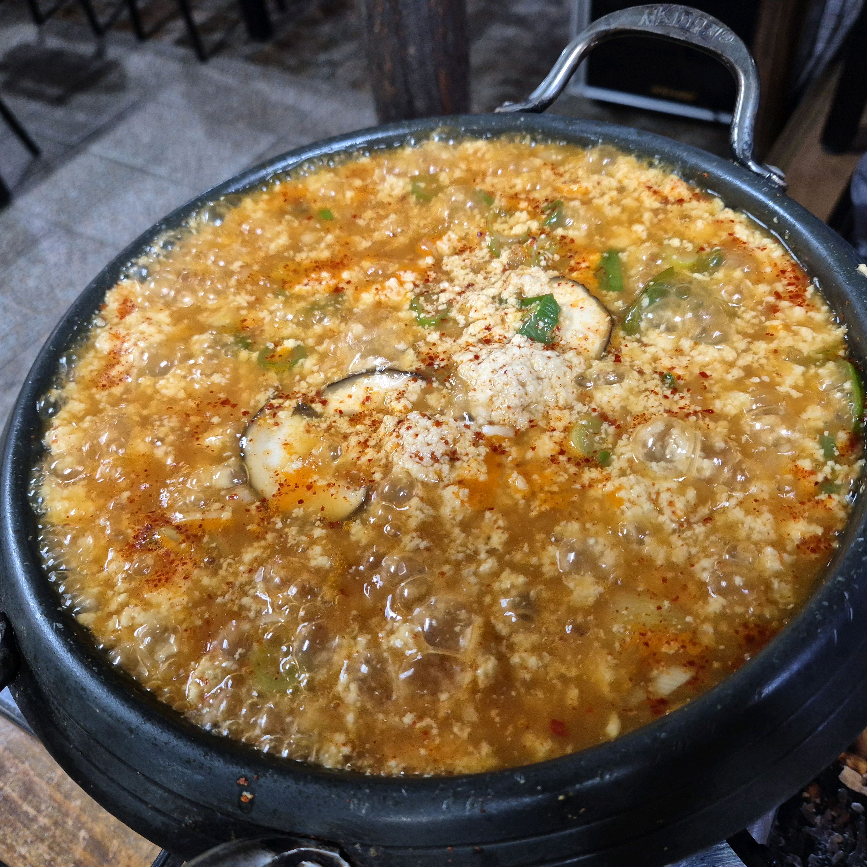 순두부가 부드럽고 고소하고 간도 세지 않아서 두부의 고소함이 잘 느껴지네요. - 경포대 맛집 토담순두부