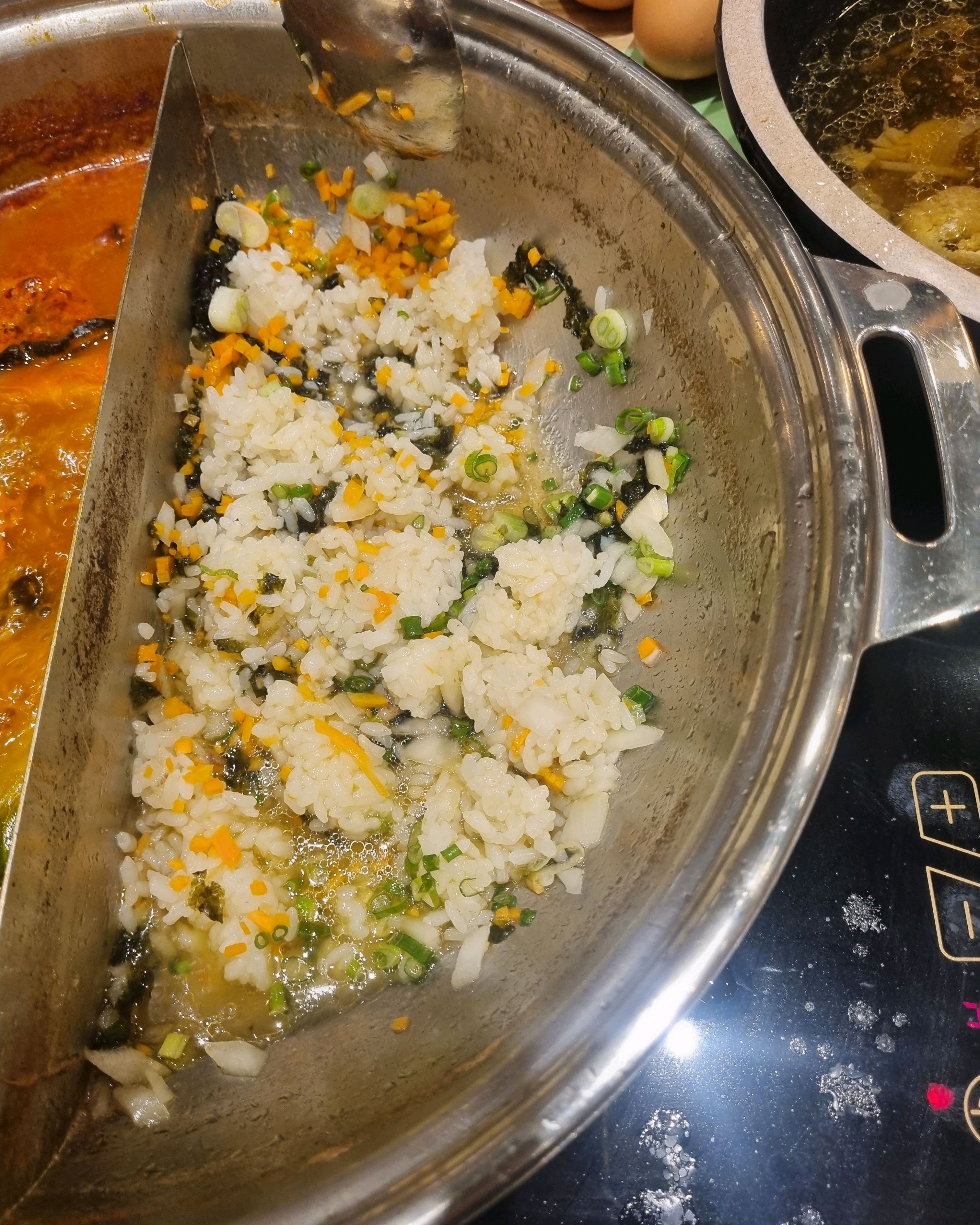 이제야 가봐습니다. 주말이라 사람이 너무 많아서 정신 없었어요. 음식종류가 다양하고 맛있습