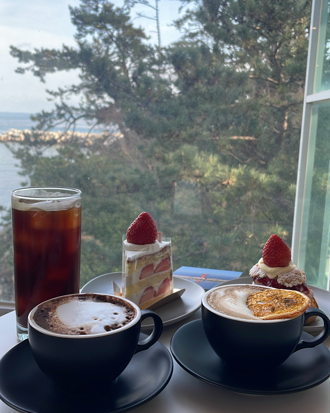 케이크, 스콘 둘 다 맛있었고 커피 원두 선택할 수 있어서 좋았어요!! - 부산기장 시랑이랑