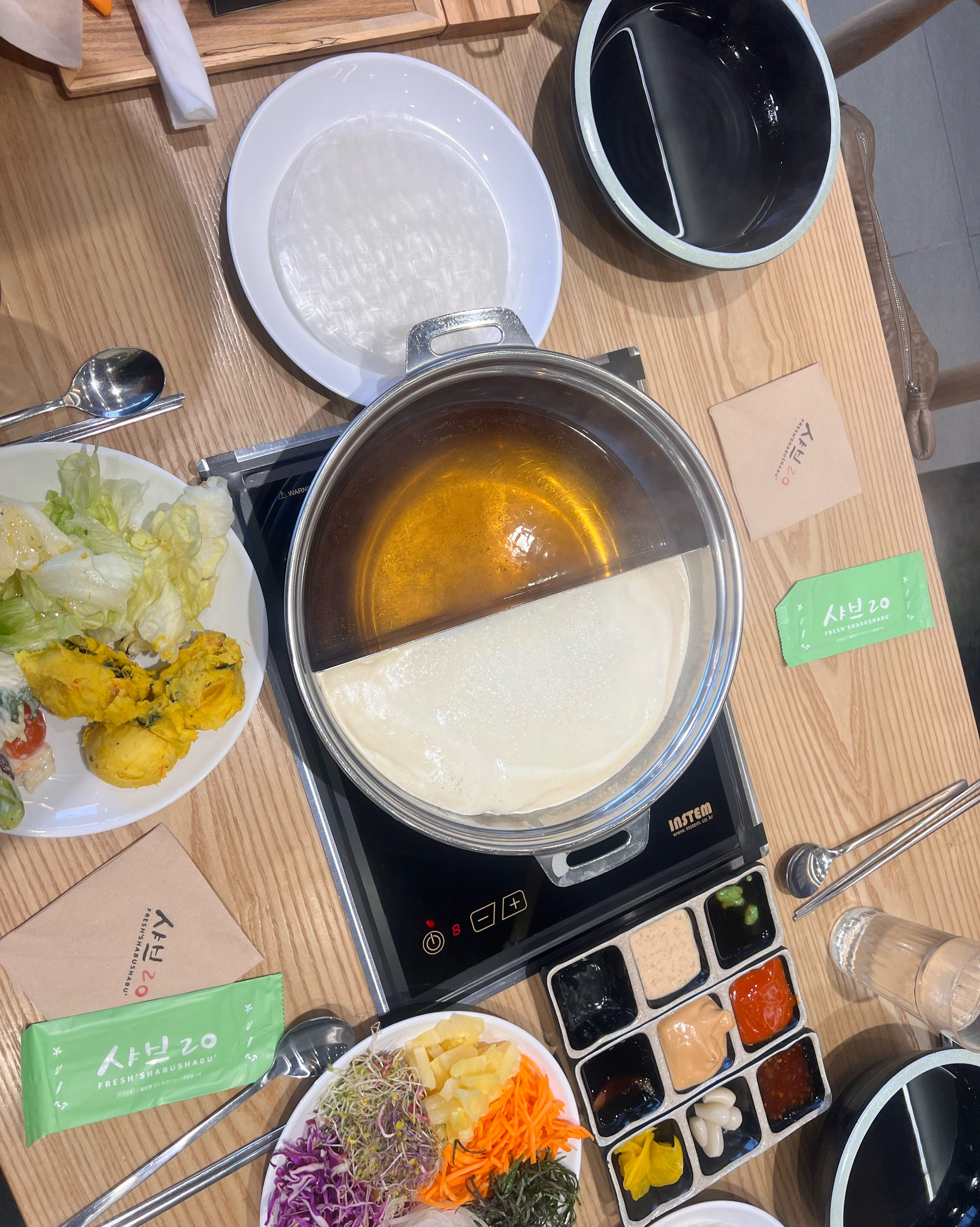 해운대 주민 친구랑 다녀온 맛집이에요. 샤브샤브 고기 무제한에 떡볶이나 치킨 등 메뉴가 다