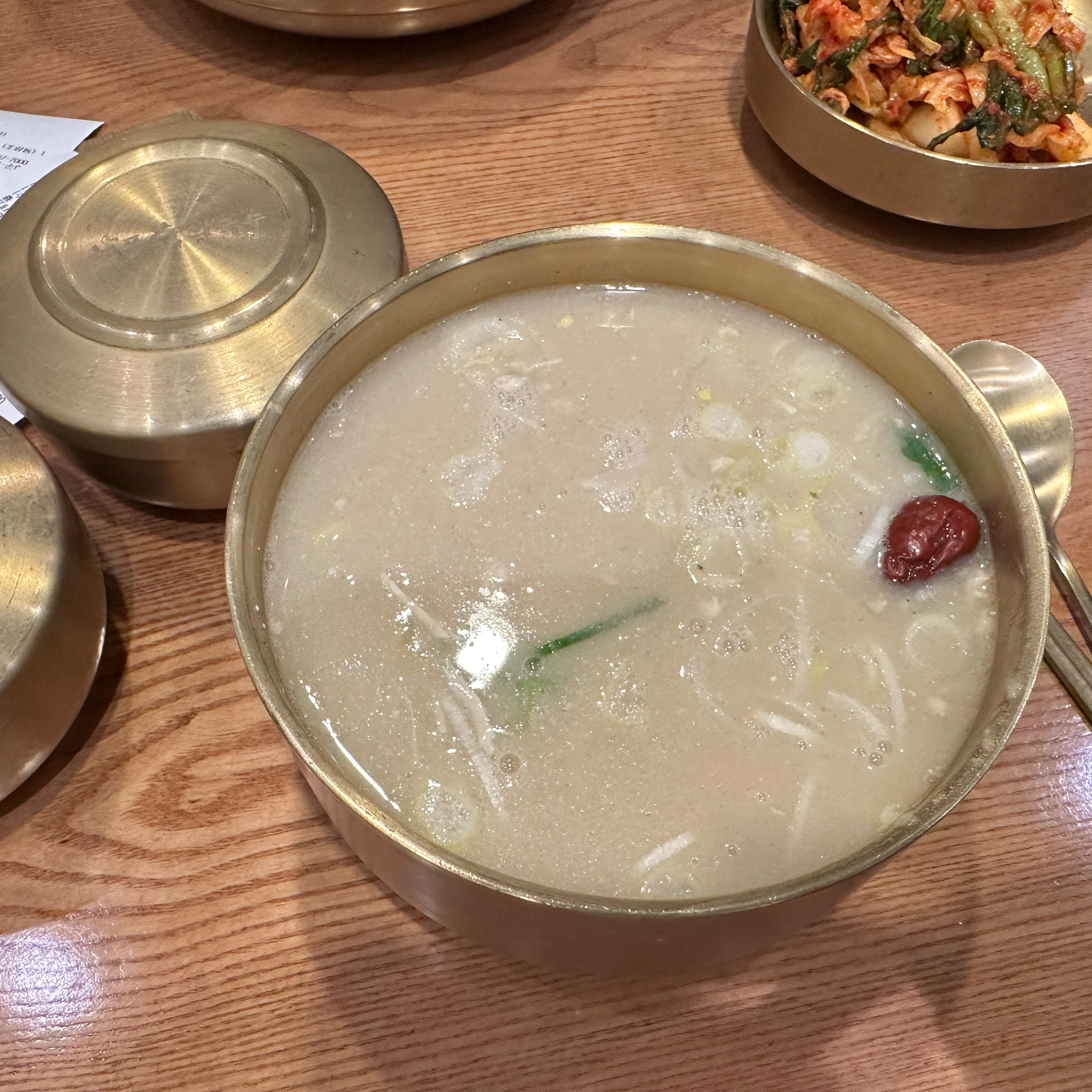 친구들이랑 근처 학원때문에 자주오는데 진짜 맛있어요 ㅎㅎ 김치가 일품이에용! 닭곰탕도 맛있