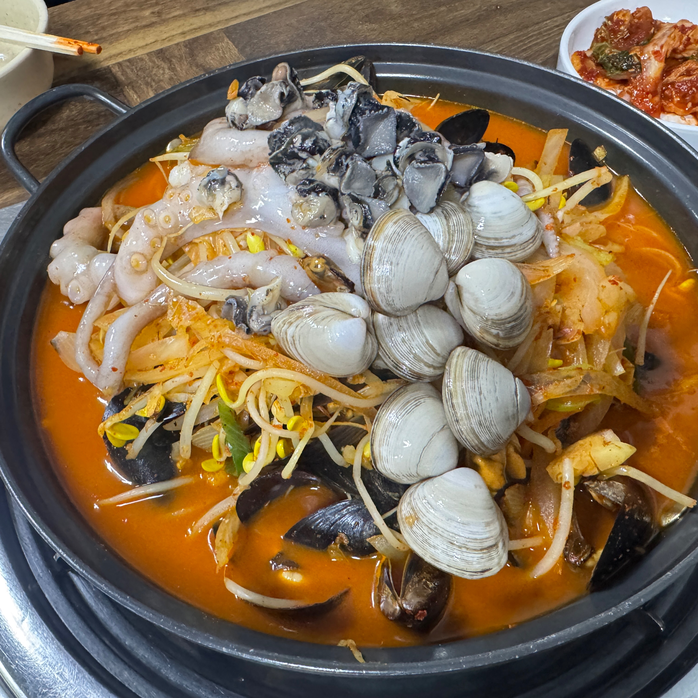 해산물 가득 얼큰하니 맛있더라고요👍근데 여기 탕수육이 미쳤어요.. 진짜 두툼하고 바삭 부드