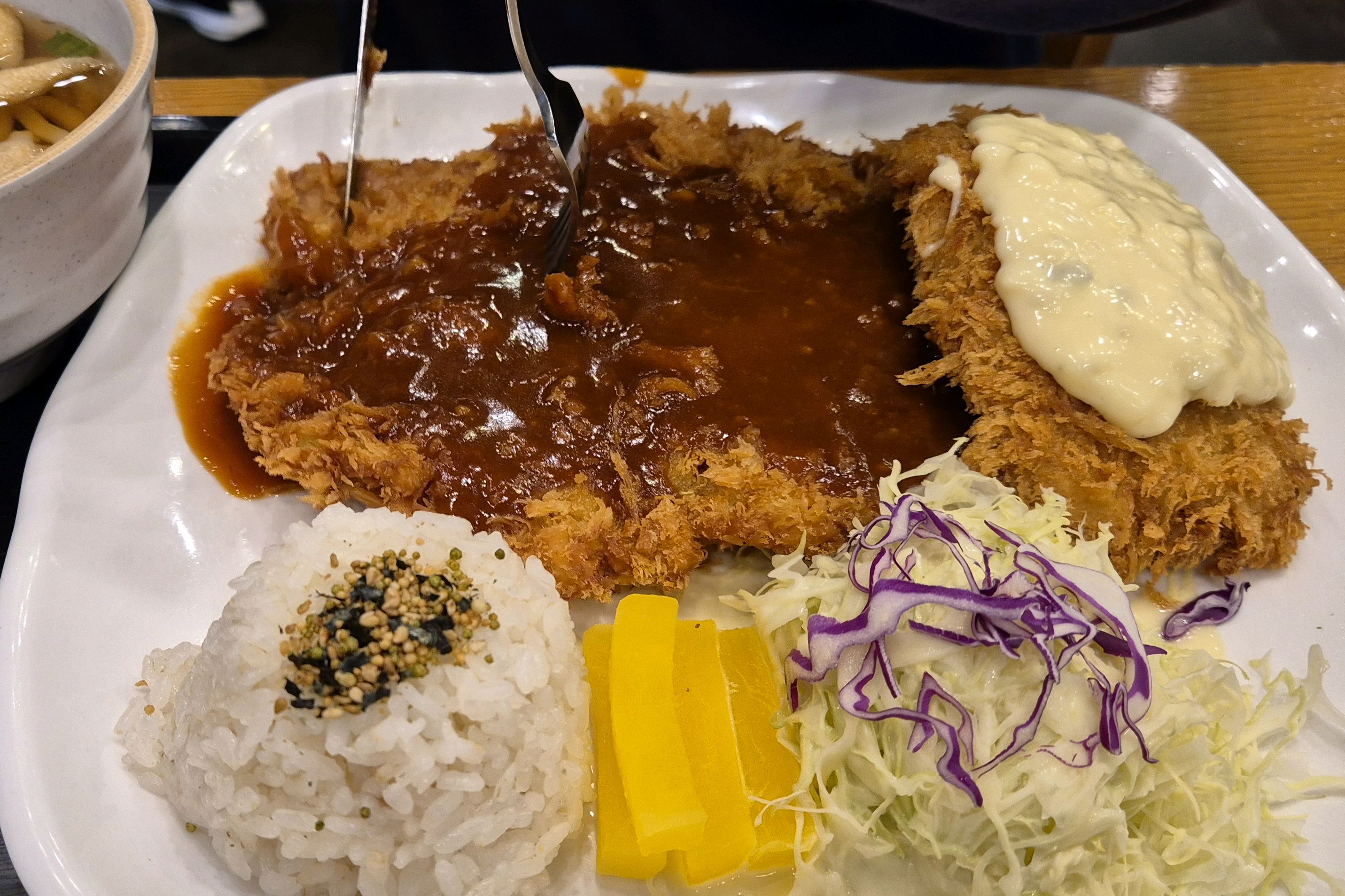 양이 많아 가성비외식하기 좋습니다. 개인적으로는 돈까스 기름이 덜 빠졌는지 느끼해요..볶음