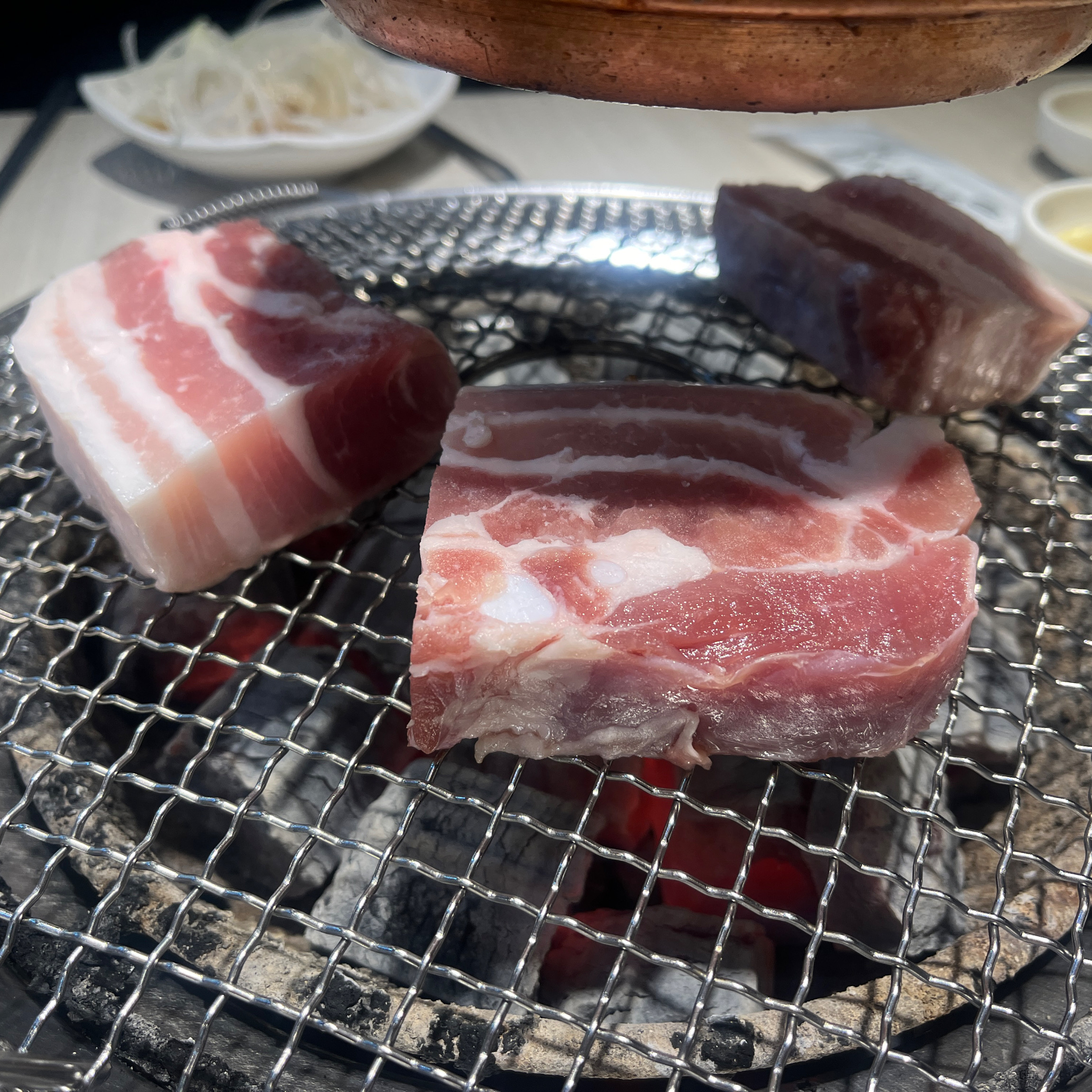 사진이 많이 없지만 열심히 구워먹었네요. 달달한 돼지갈비에 쌈싸먹으니 맛있었어요. 야채들