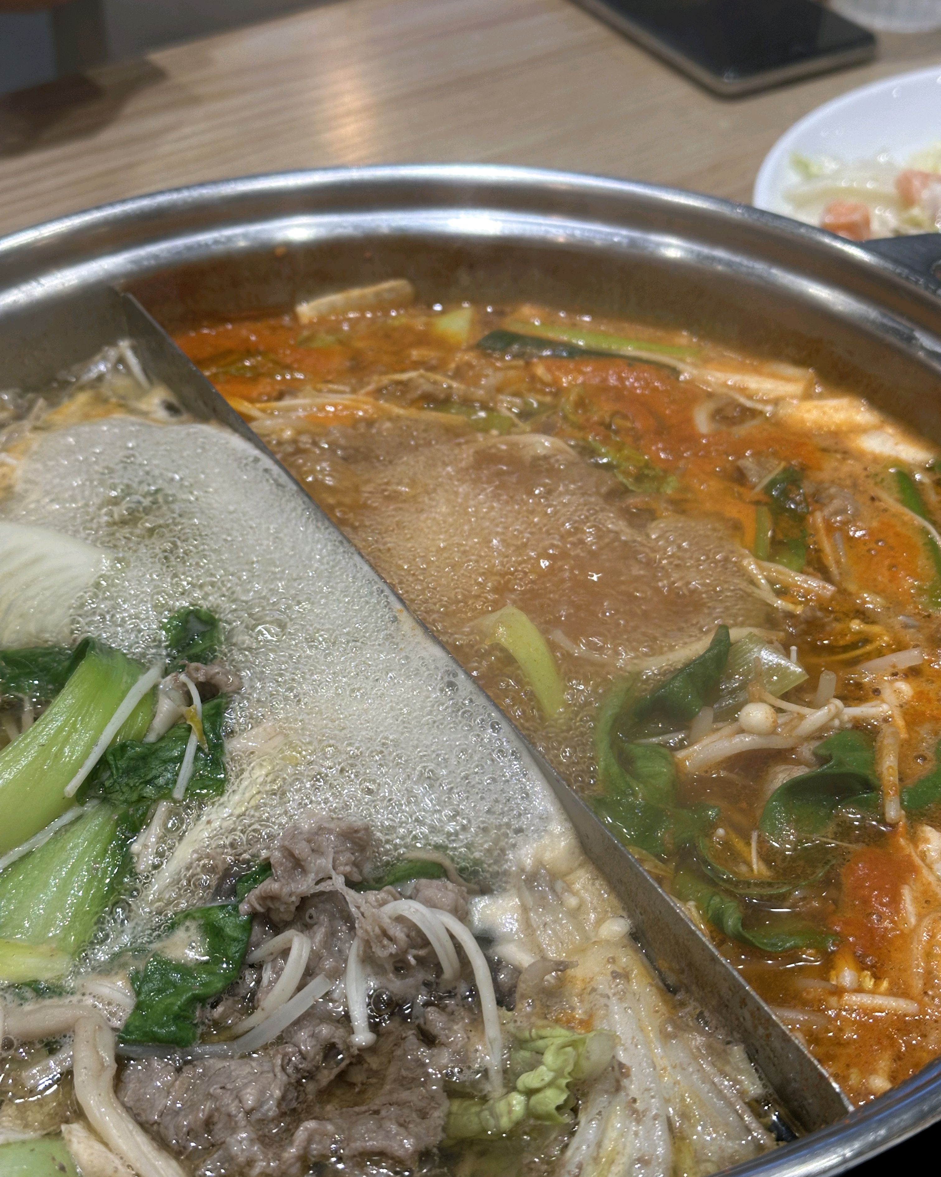 노원역 샤브20은 맛과 분위기 모두 훌륭한 샤브샤브 전문점입니다. 우선, 신선한 재료가 돋