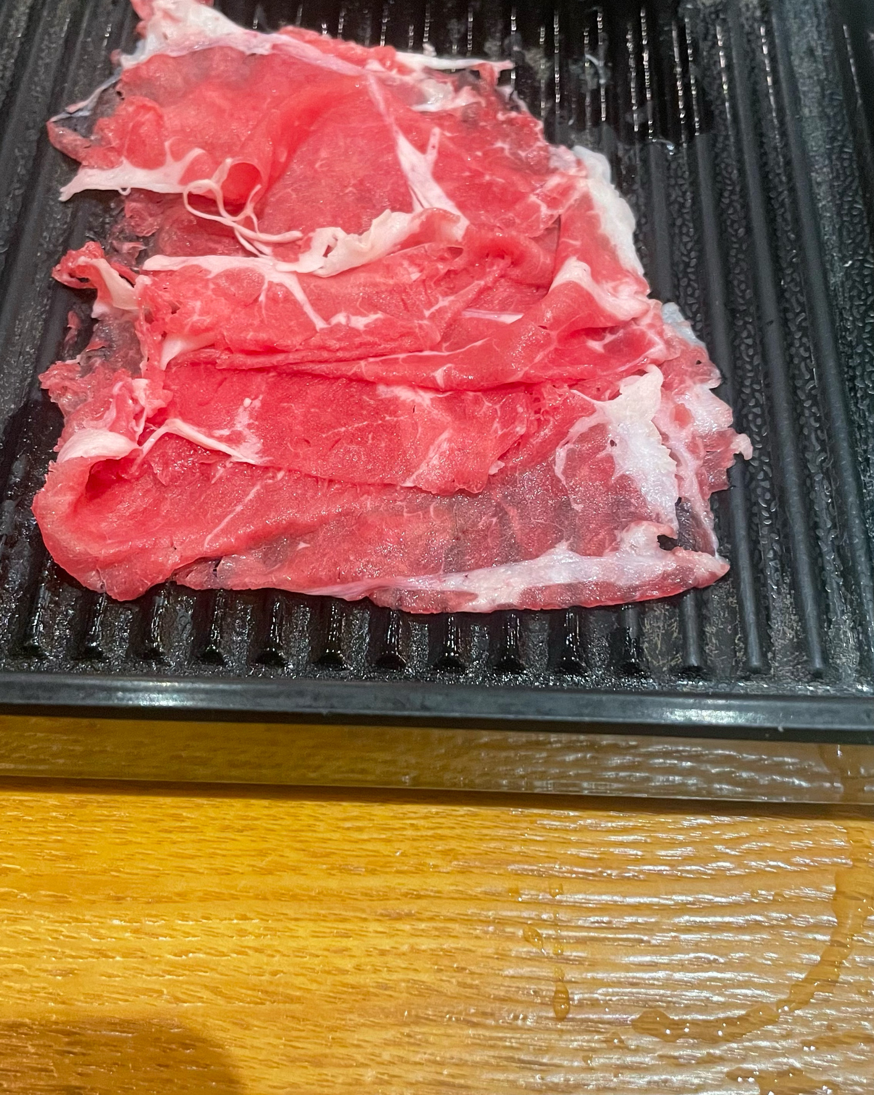 지금까지 늘 잘 먹었기에 아무런 문제가 없었다. 근데 이번에는 유독 고기 담겨 있는 접시에