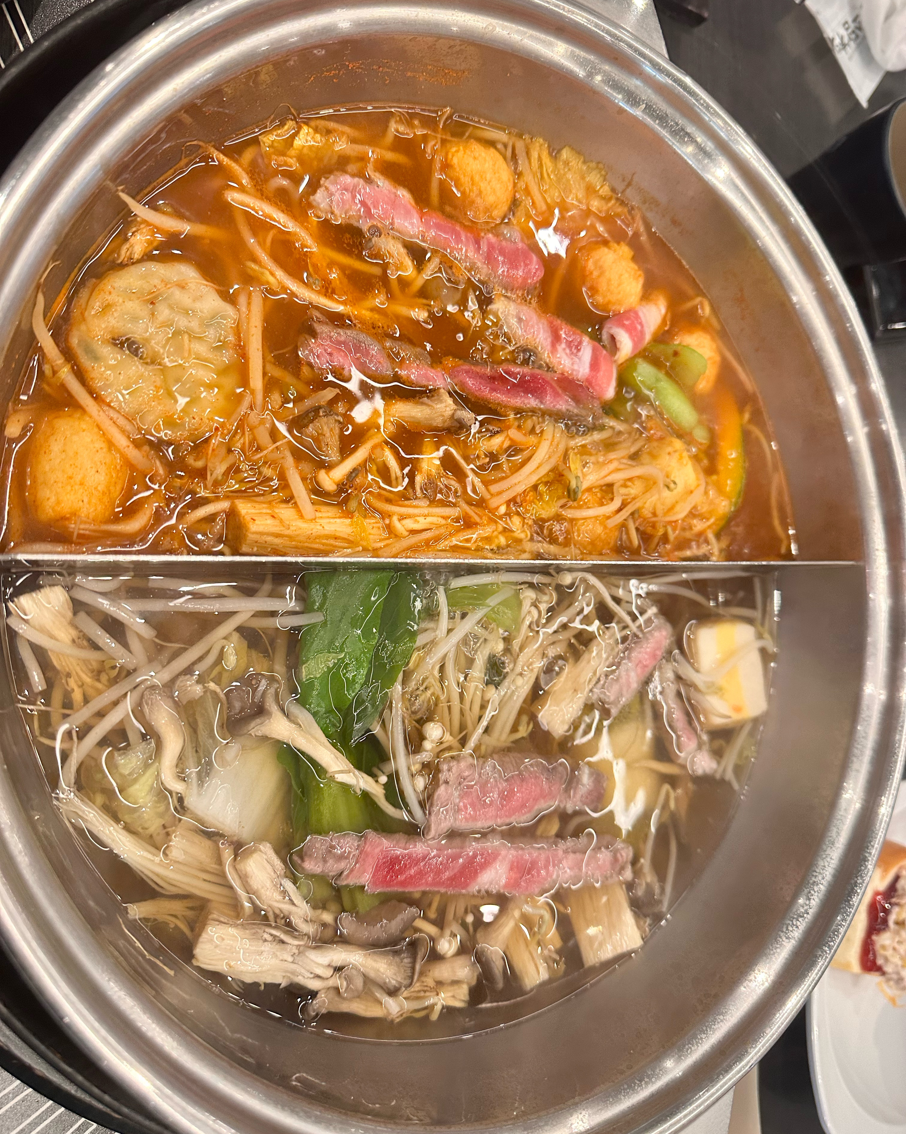 추가요금없이 육수도 반반할수있고…고기도반반할수있어서 너무좋아요~ 샐러드바도 너무 좋고 음식