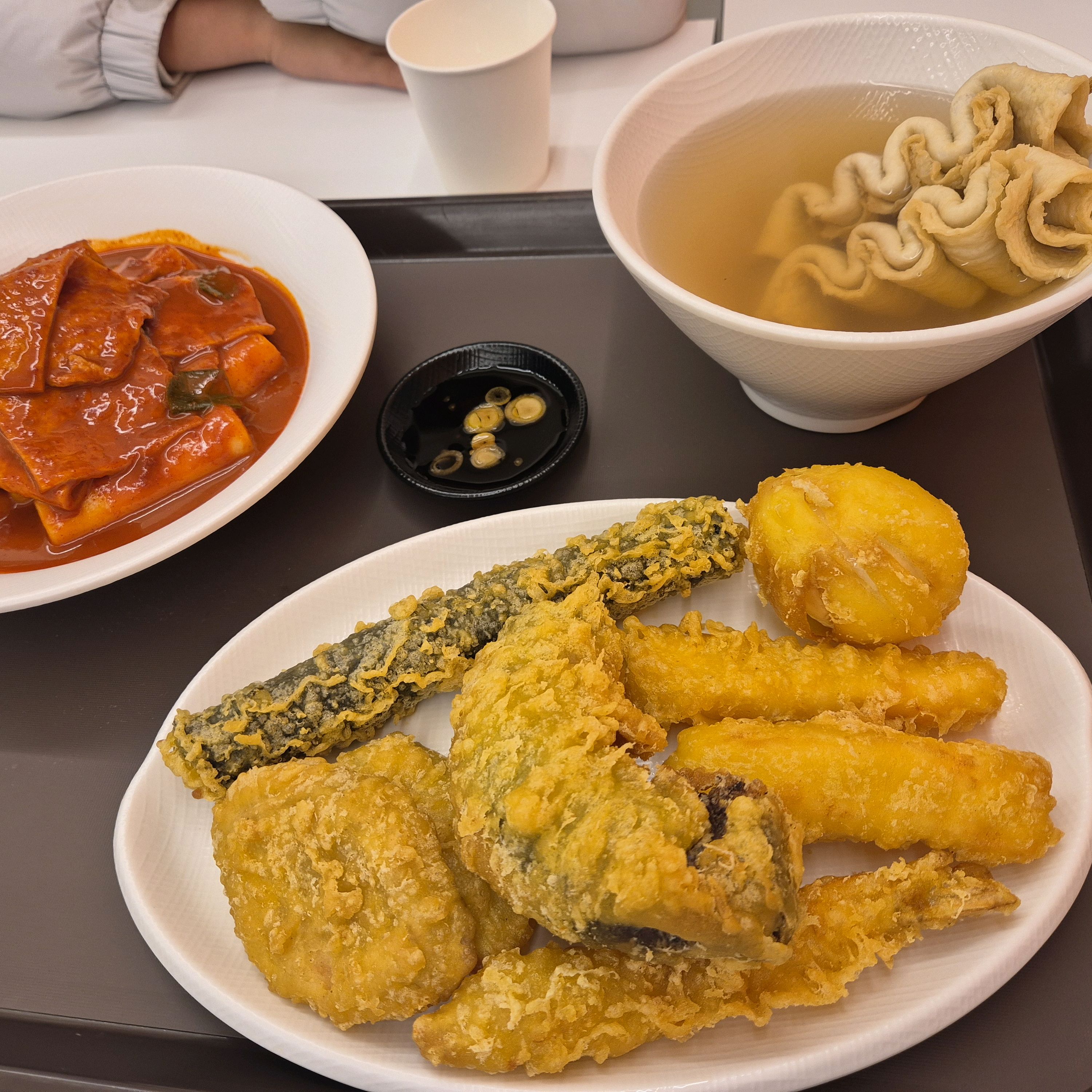 떡볶이, 튀김 모두 너무 맛있어요~~ 부산역 가까워서 기차시간 조금 남아서 후다닥 먹기