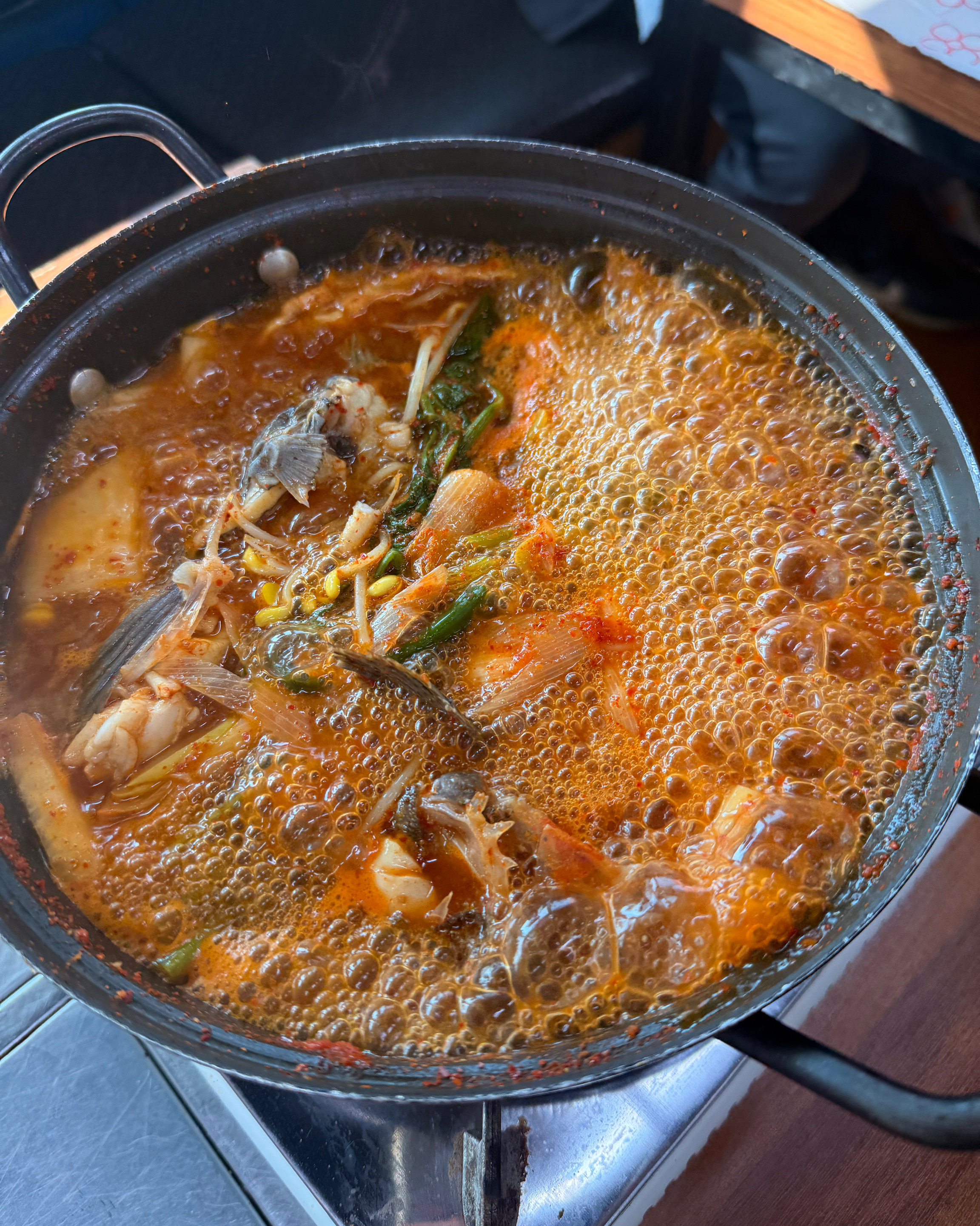 여기 깔끔하게 밑반찬이 알차게 나오는거 같아요 - 제부도 맛집 해성호