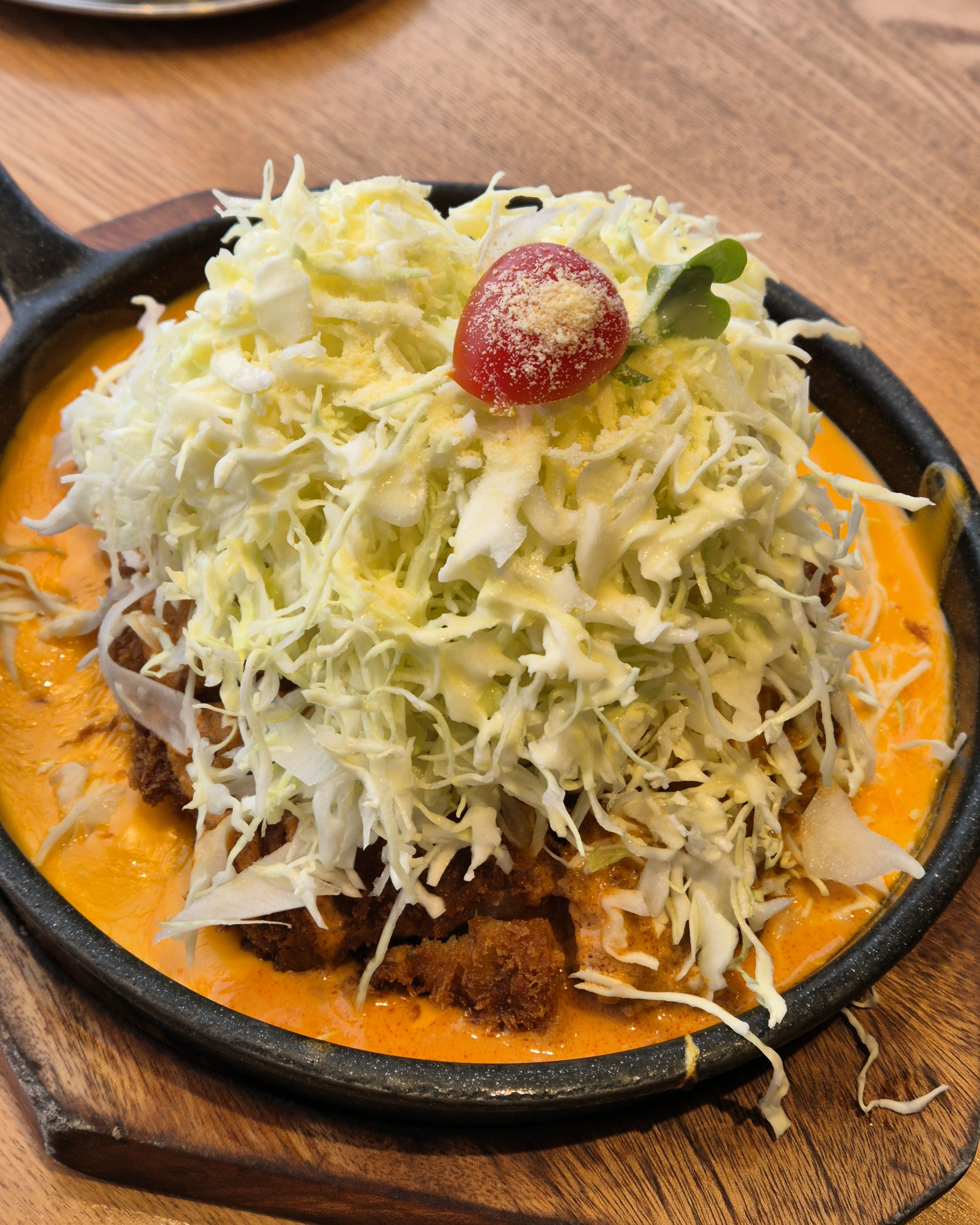더블치즈돈까스 맛있어요. 두툼한 돈까스에 꾸덕한 치즈 소스가 가득하고, 양배추 샐러드와 함