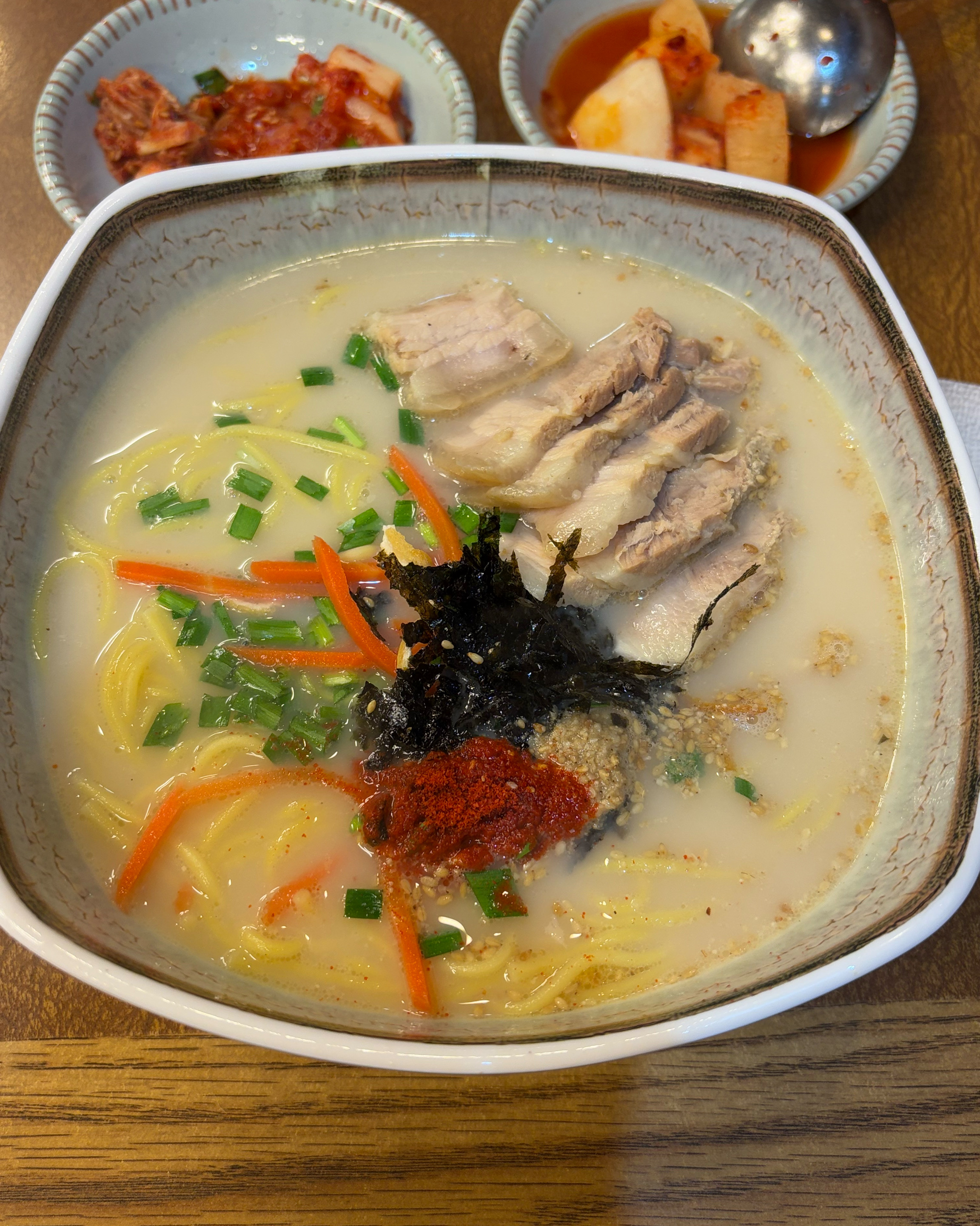 좋은 음식이었으나, 제주 고기국수의 정석에서는 벗어난 맛이라 아쉬웠음. - 제주 맛집 국수만찬
