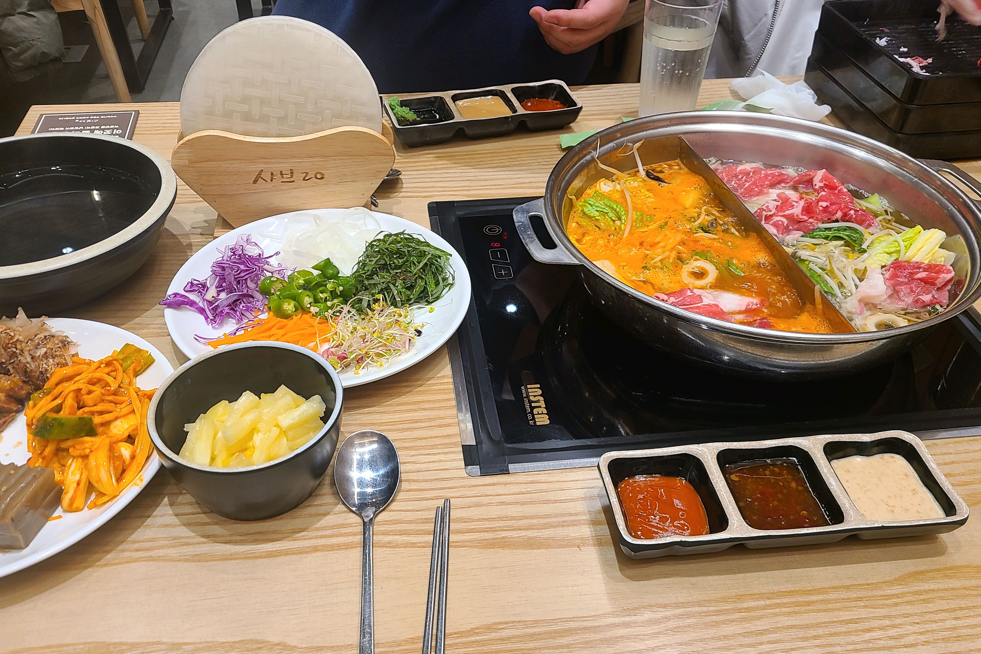 음식 맛이 전체적으로 깔끔하고 좋네요! 다만 주차가 헬.. - 수원 오목천동 맛집 샤브20 수원 권선구점