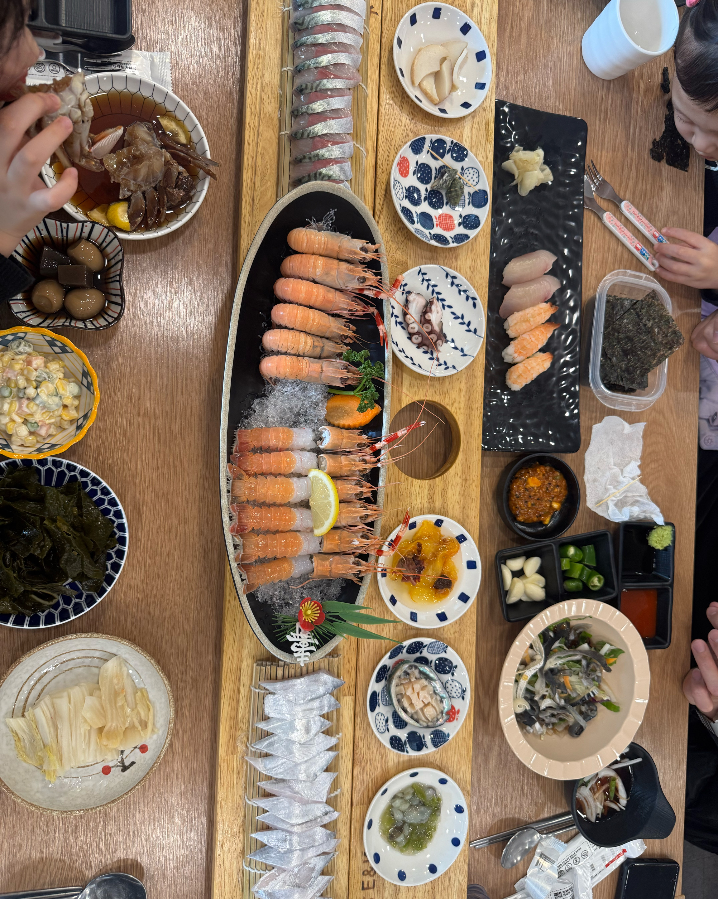다양한 맛을 보고싶었던 우리가족 니즈와 딱 떨어진 제주공항 맛집입니다. 메인 딱새우 회,찜