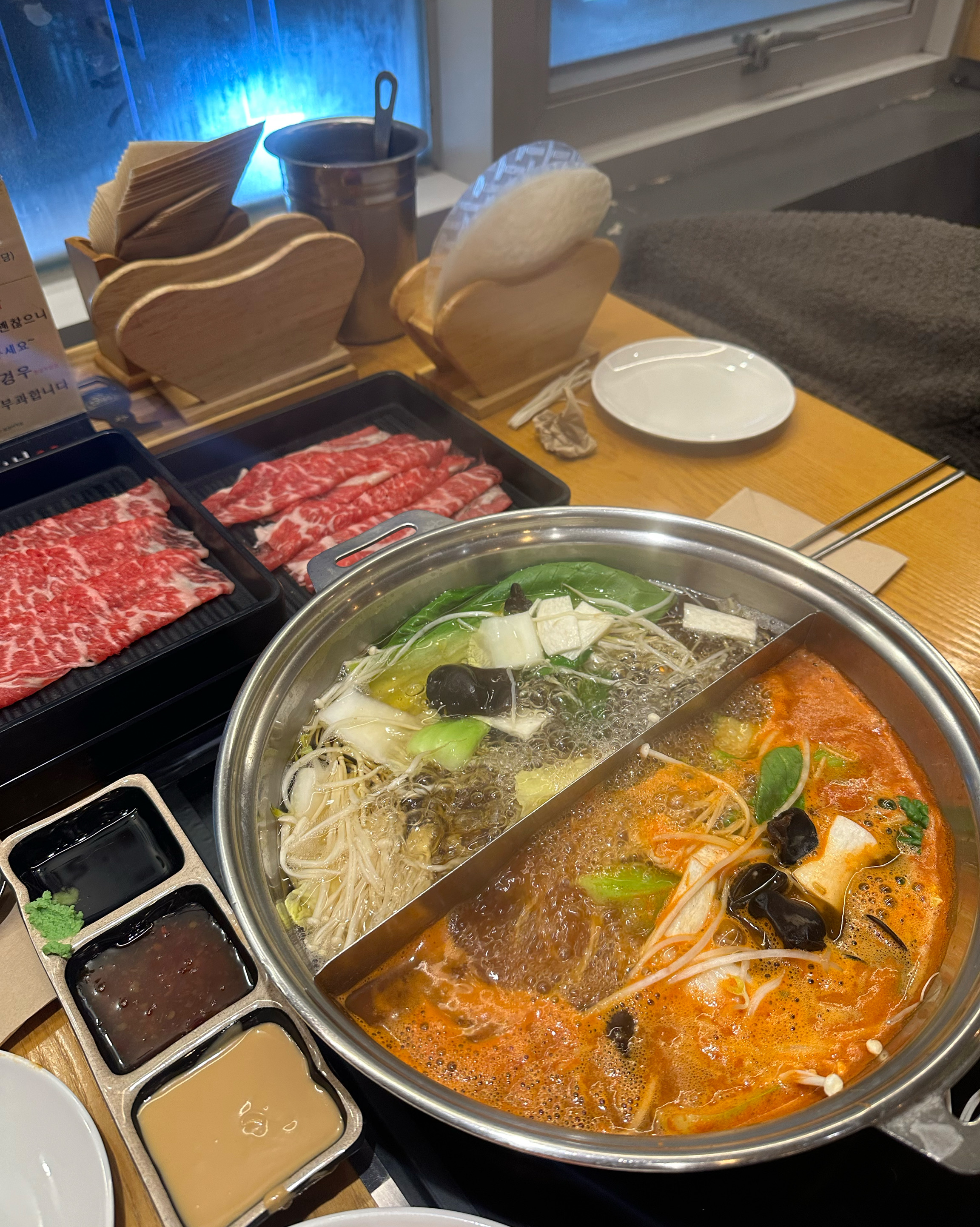 고기 무제한에 닭강정 떡볶이 아이스크림 월남쌈 야채 죽 등등 먹을게 너무 많아요 ㅠㅠ 맛까