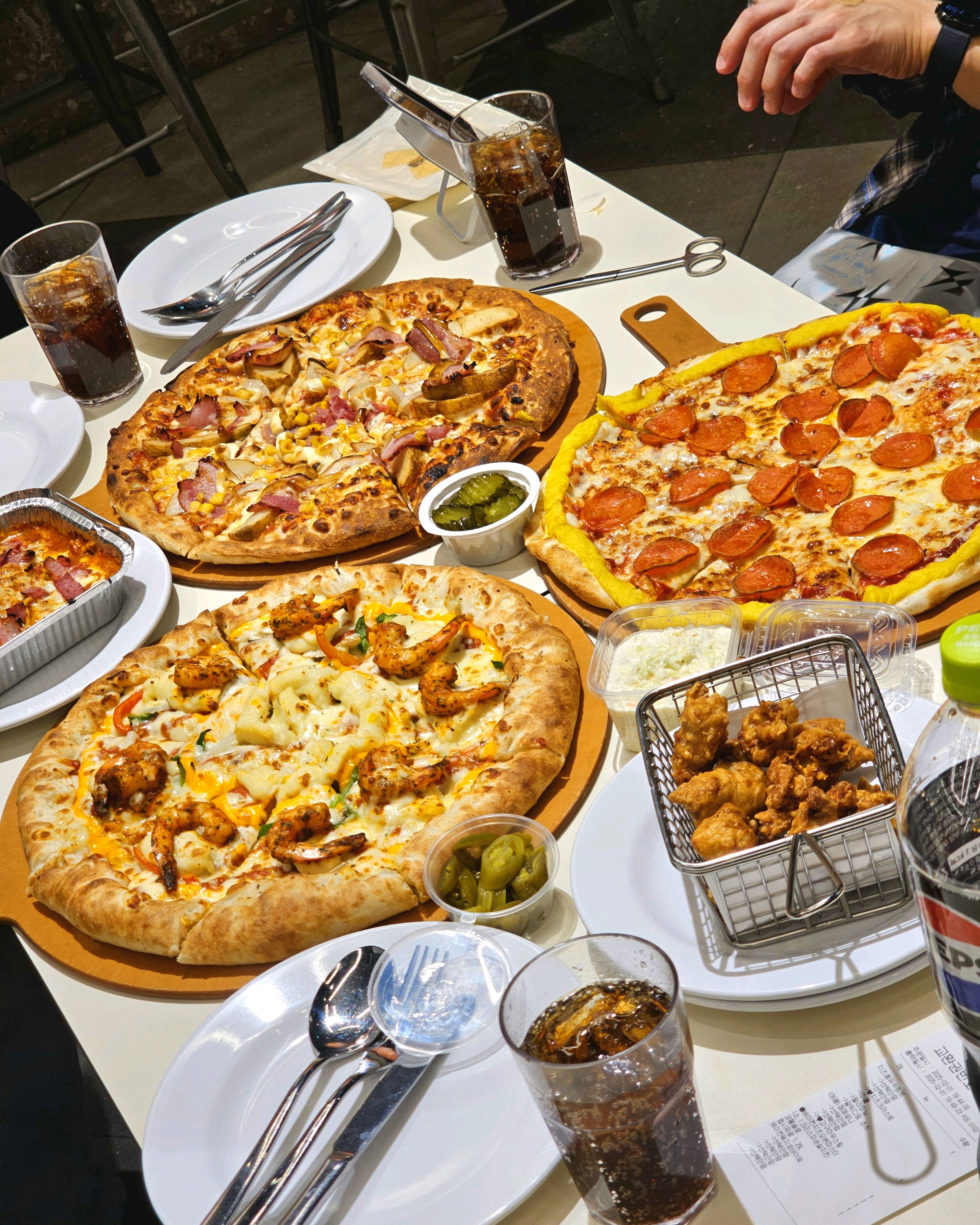 4명이서 피자3판 사이드2개 주문해서 정말 맛있게 먹었어요! - 구로역 맛집 피자몰 NC신구로점