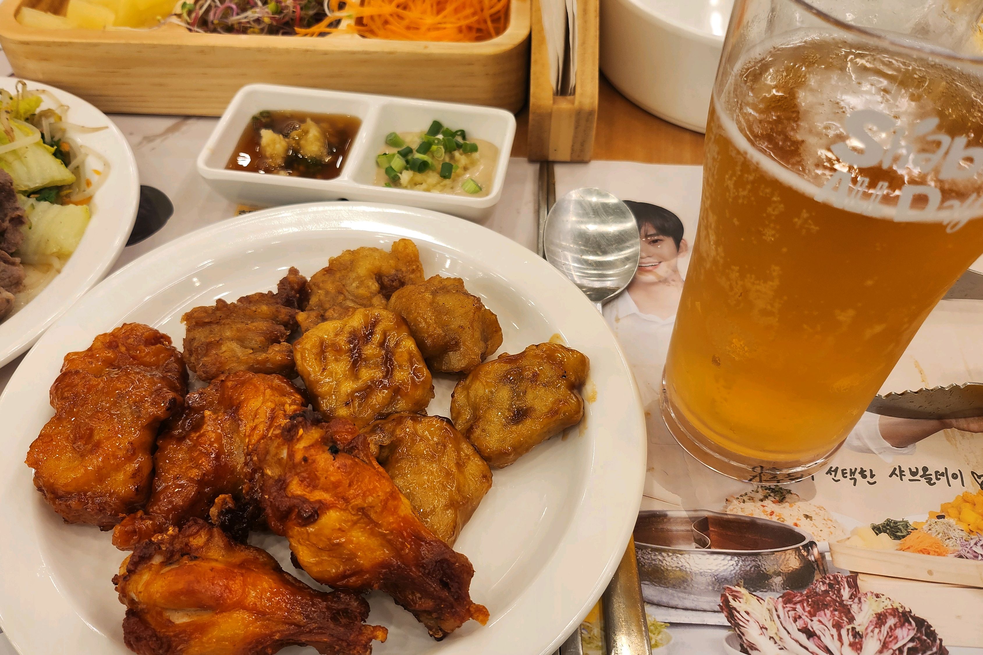 치킨에 맥주 잘 먹었습니다. 가족들과 함께 뷔페가서 맥주 무한리필 좋네요. 배가 금방 불러