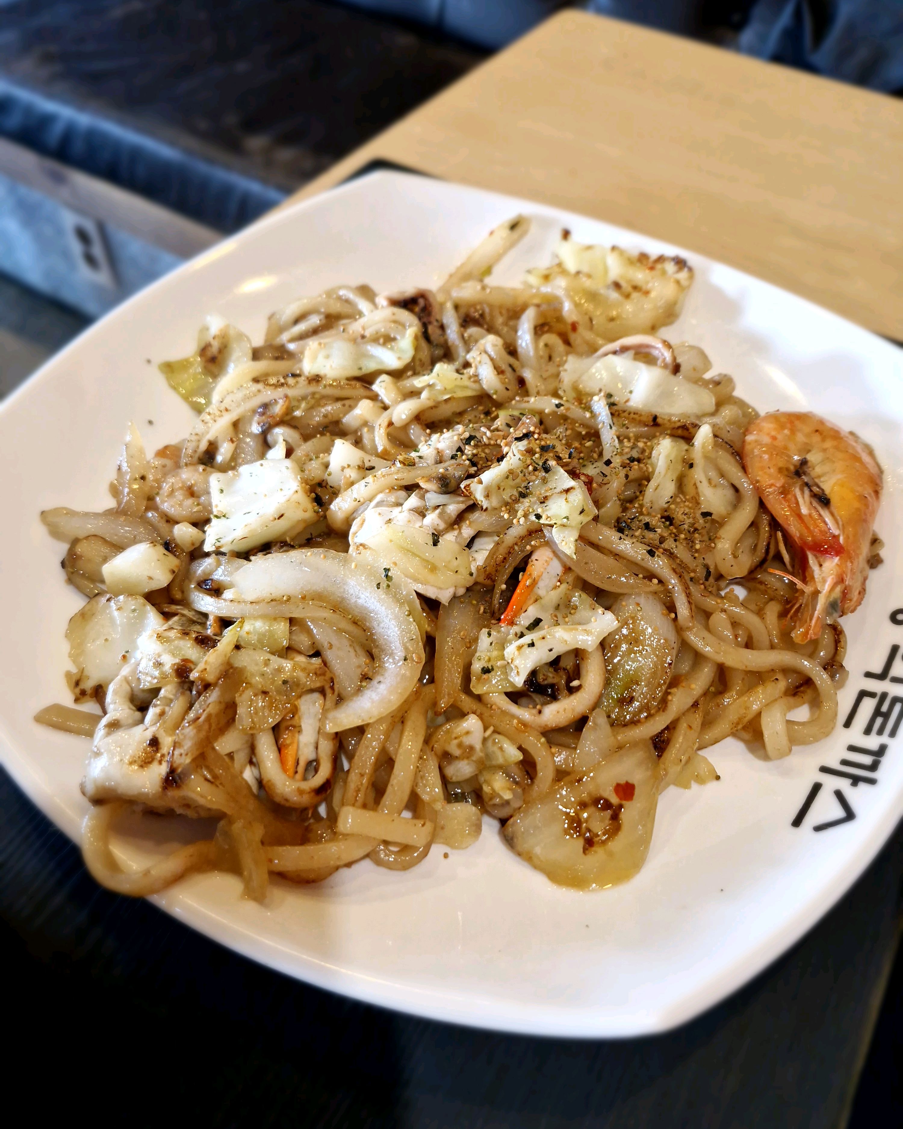 정말 오랜만에 온 홍익돈까스. 한때 전국에서 열풍이었죠. 돈까스 고기 두툼하고 튀김옷도 바