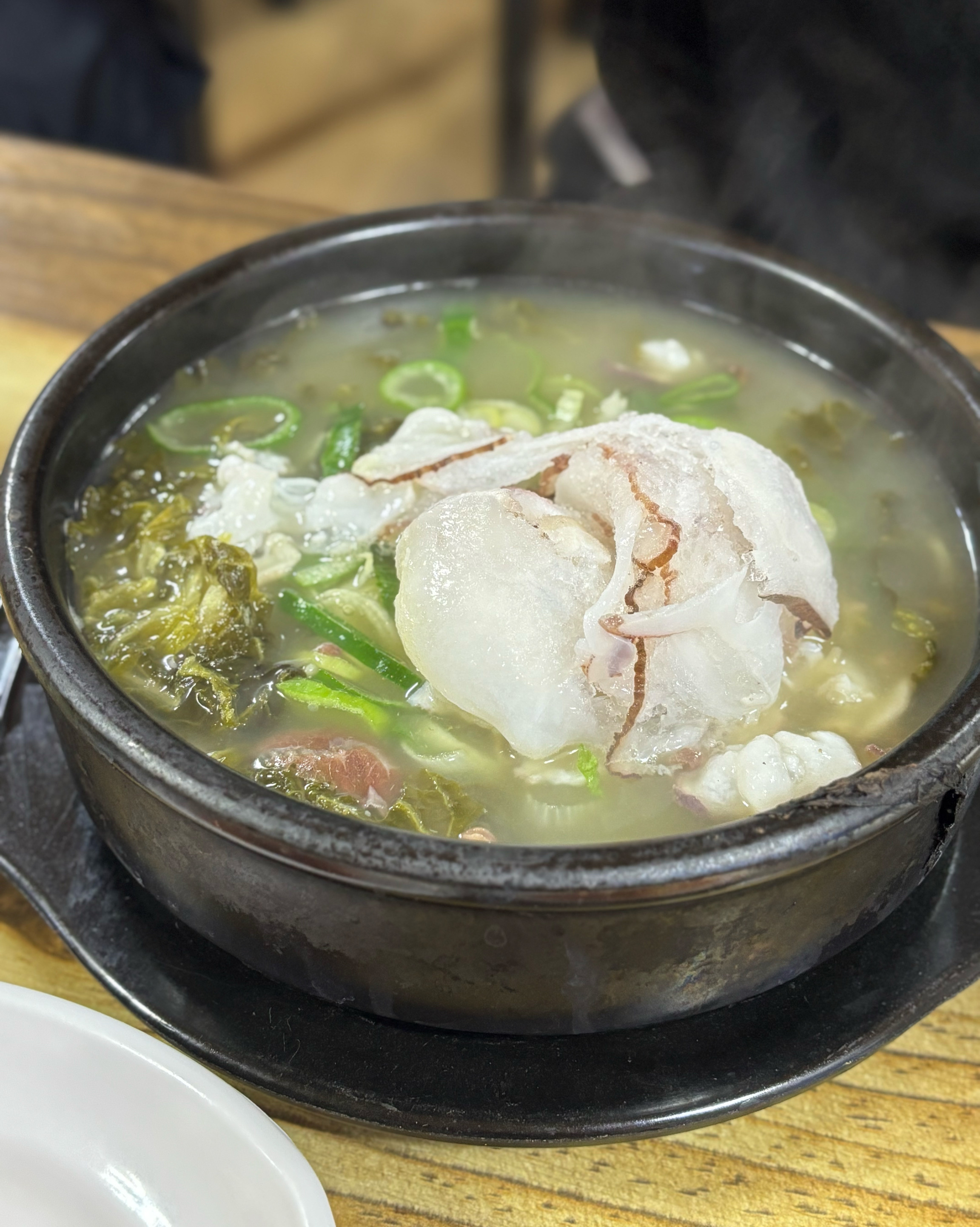 통영식 시래기 국밥에 문어 들어간 맛이에요 - 아바이마을 맛집 속초문어국밥