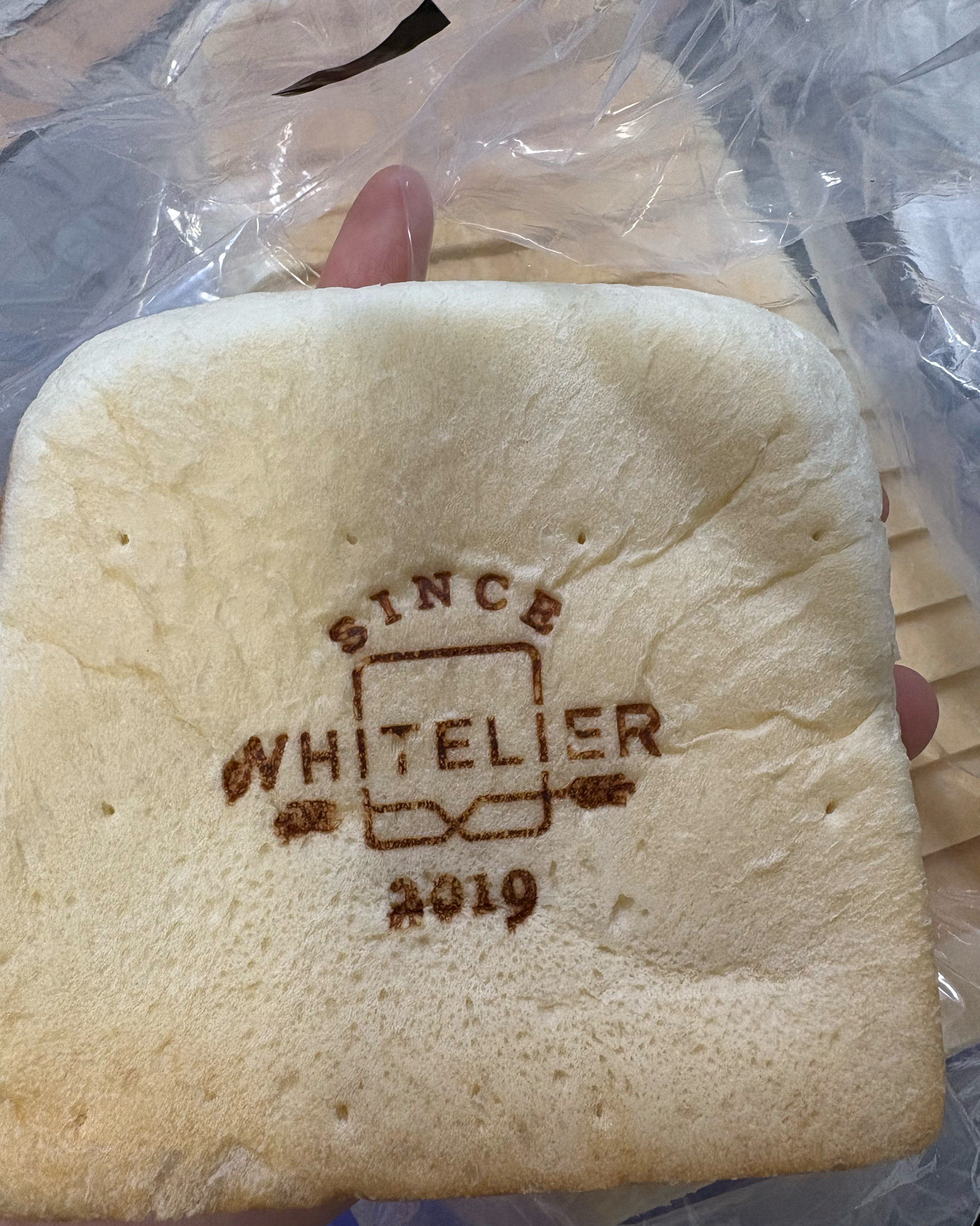 매일지나치기만했는데 식빵갓구워서 나와서 - 부천 중동 맛집 화이트리에 부천점