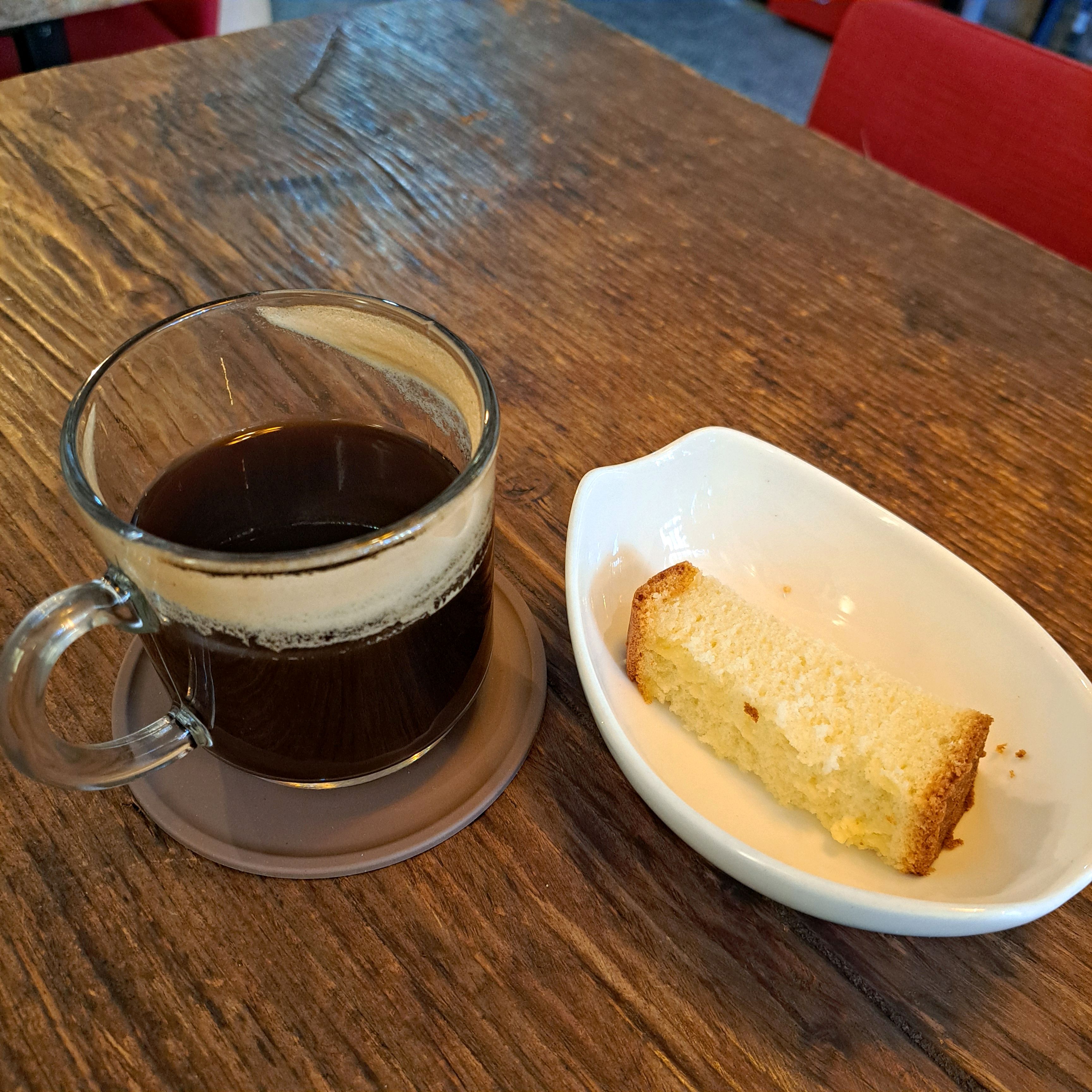 모퉁이 찻길, 녹슨 간판에 써있는 피 피 커피 - 망원동 맛집 피피커피