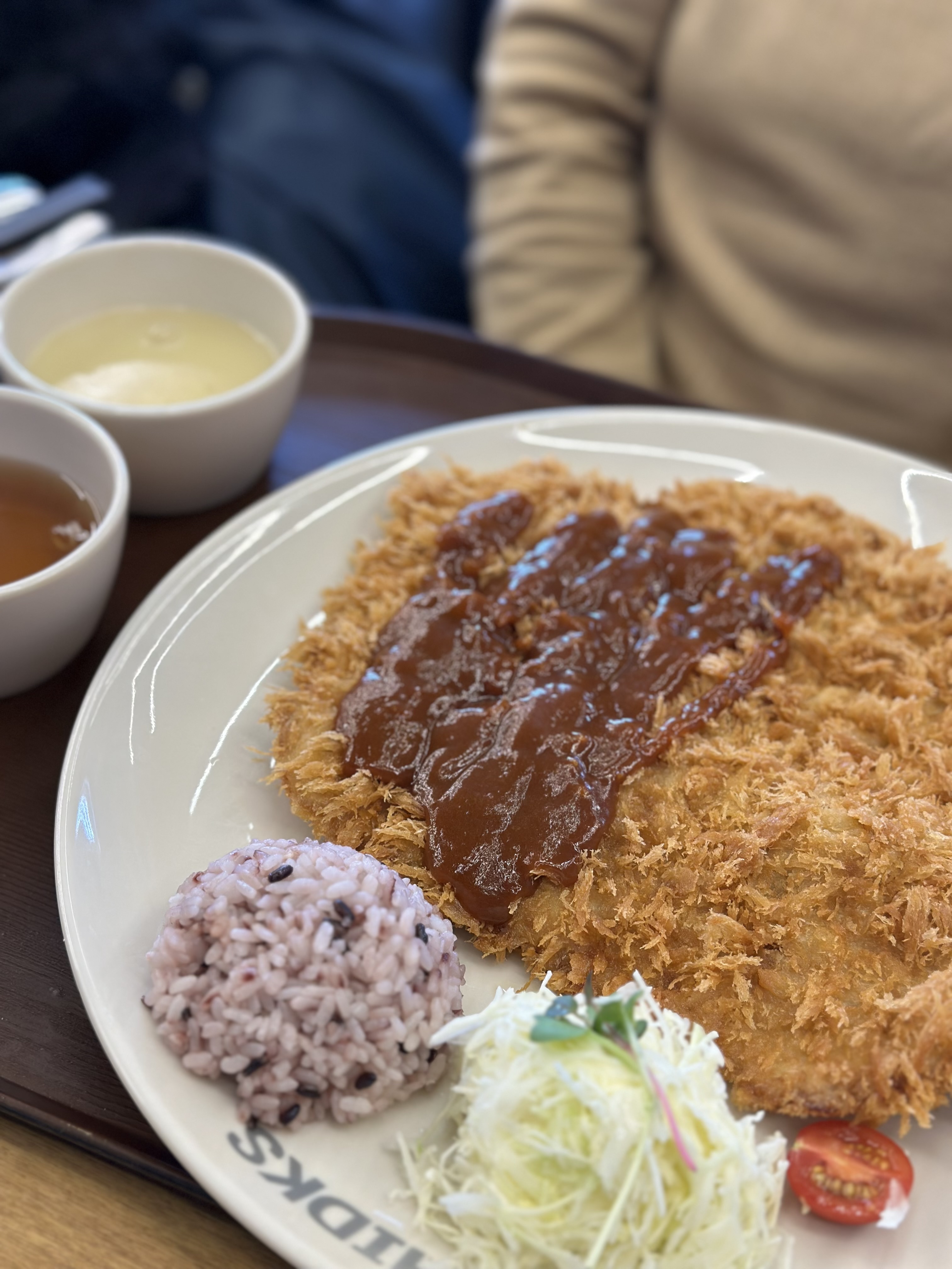 항상 친절하시고 홍익돈까스 더블치즈돈까스 둘다 다른매력으로 맛있습니다 깍두기도 상큼하고맛이