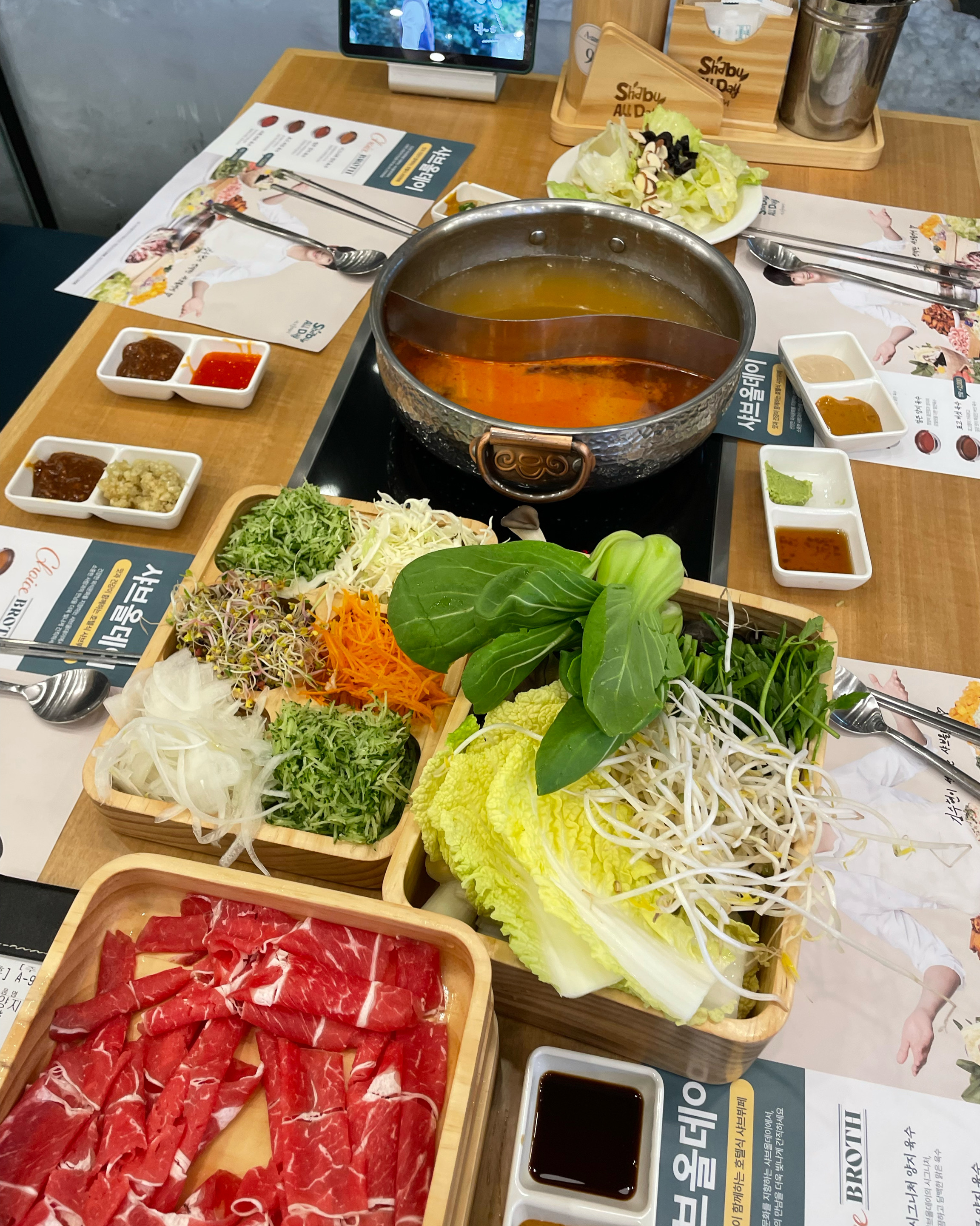 육수 4가지 종류 중 2개를 선택해서 먹을 수 있고 - 전주 삼천동 맛집 샤브올데이 전주삼천점