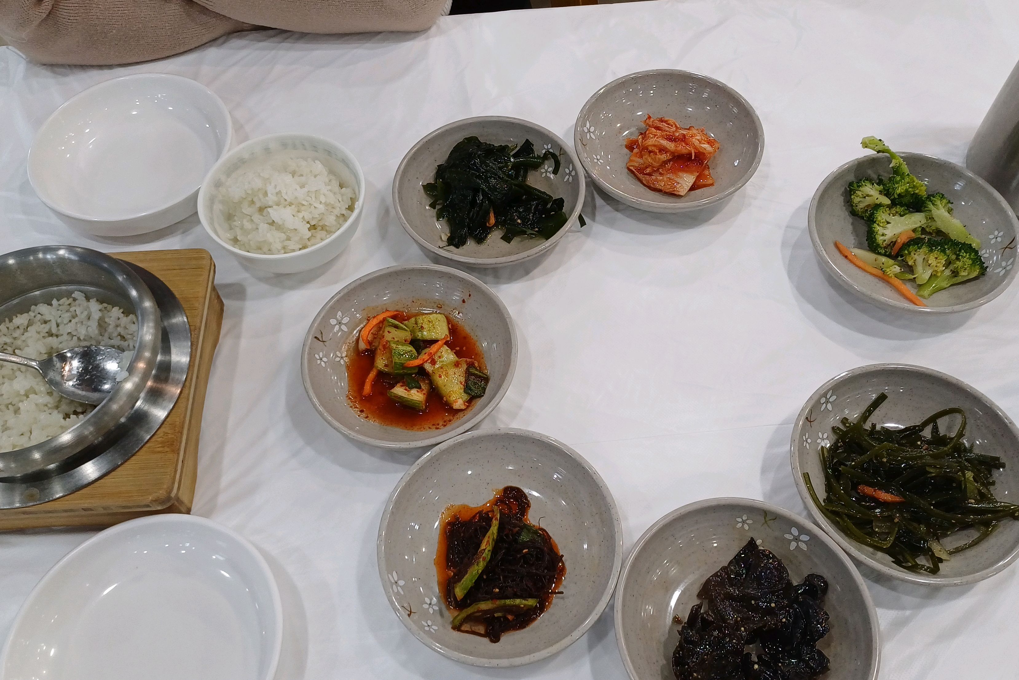 곁들임 찬도 돌솥밥도 생선모듬조림도 맛있어요. - 아바이마을 맛집 속초항찜