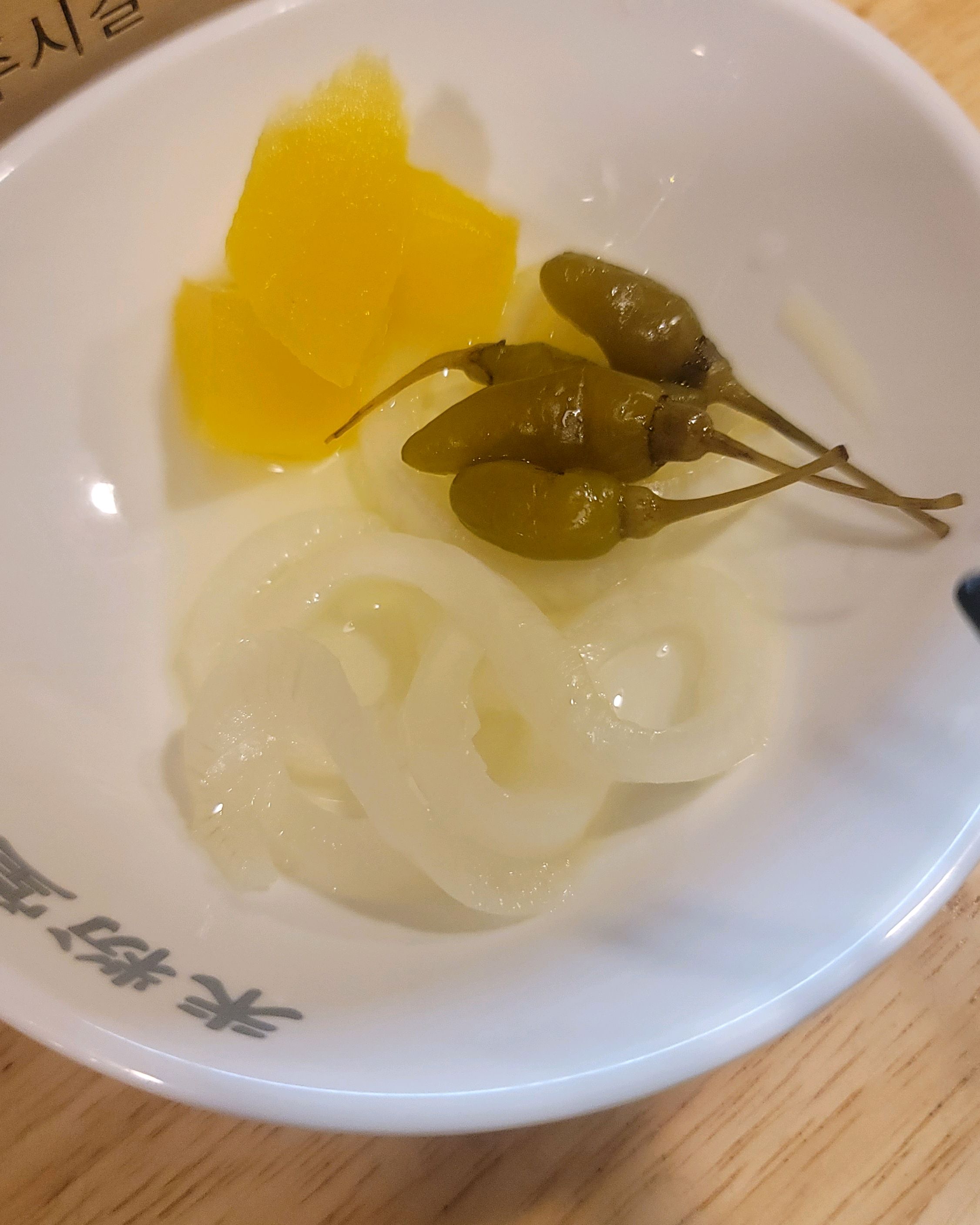 굉장히 친절하시고 국물맛도 최고에요 식당안도 깔끔하고 오늘도 역쉬 맛있게 먹었습니다 주1회