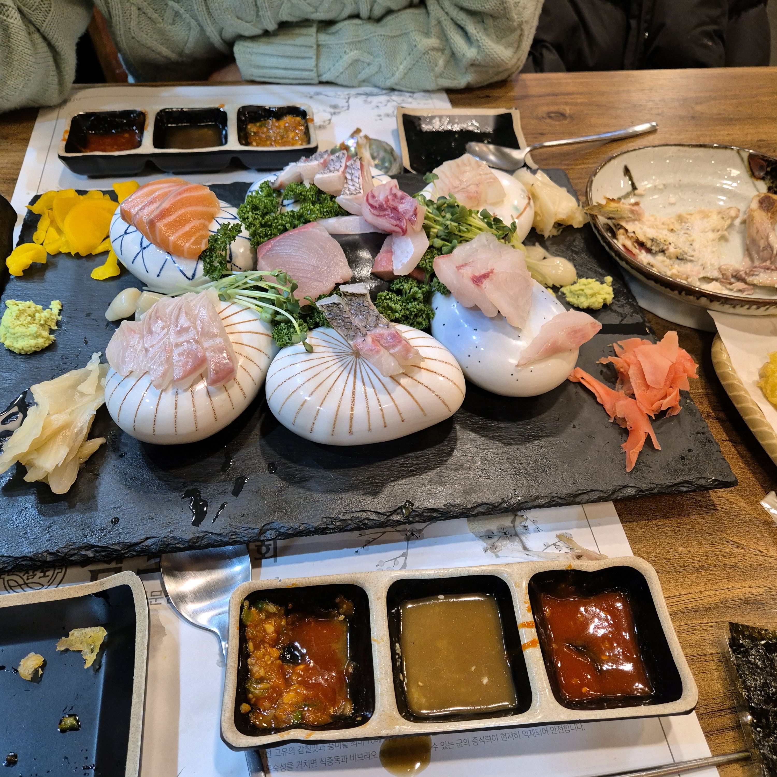 출퇴근길 꼭 한번 들리려 했는데 오늘에서야 들리네요 사장님 친절하시고요 맛난 회 배부르게