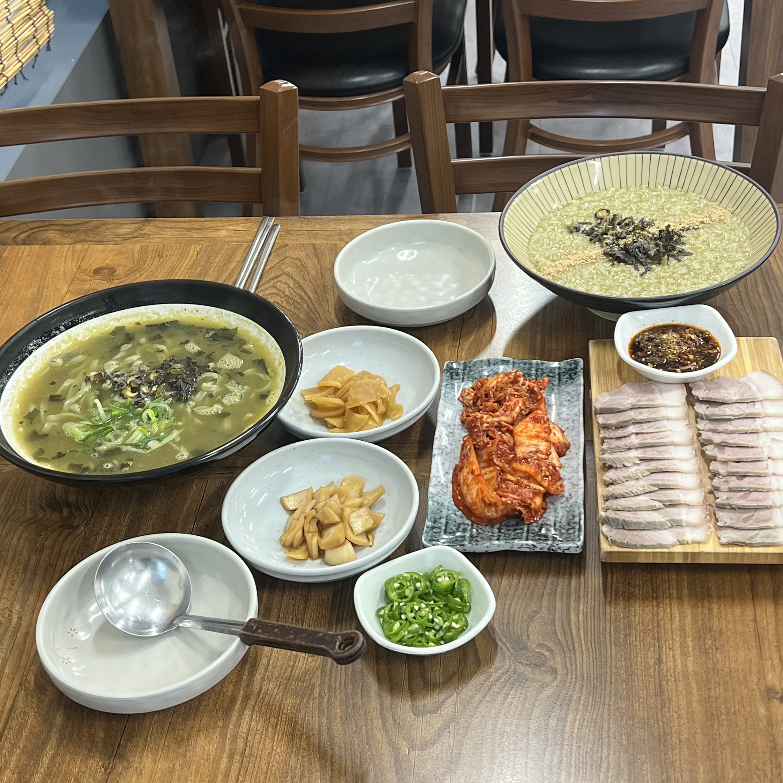 보말칼국수랑 보말죽 처음 먹어봤는데 너무 맛있네요!! - 제주 맛집 웅이네 보말칼국수 제주본점