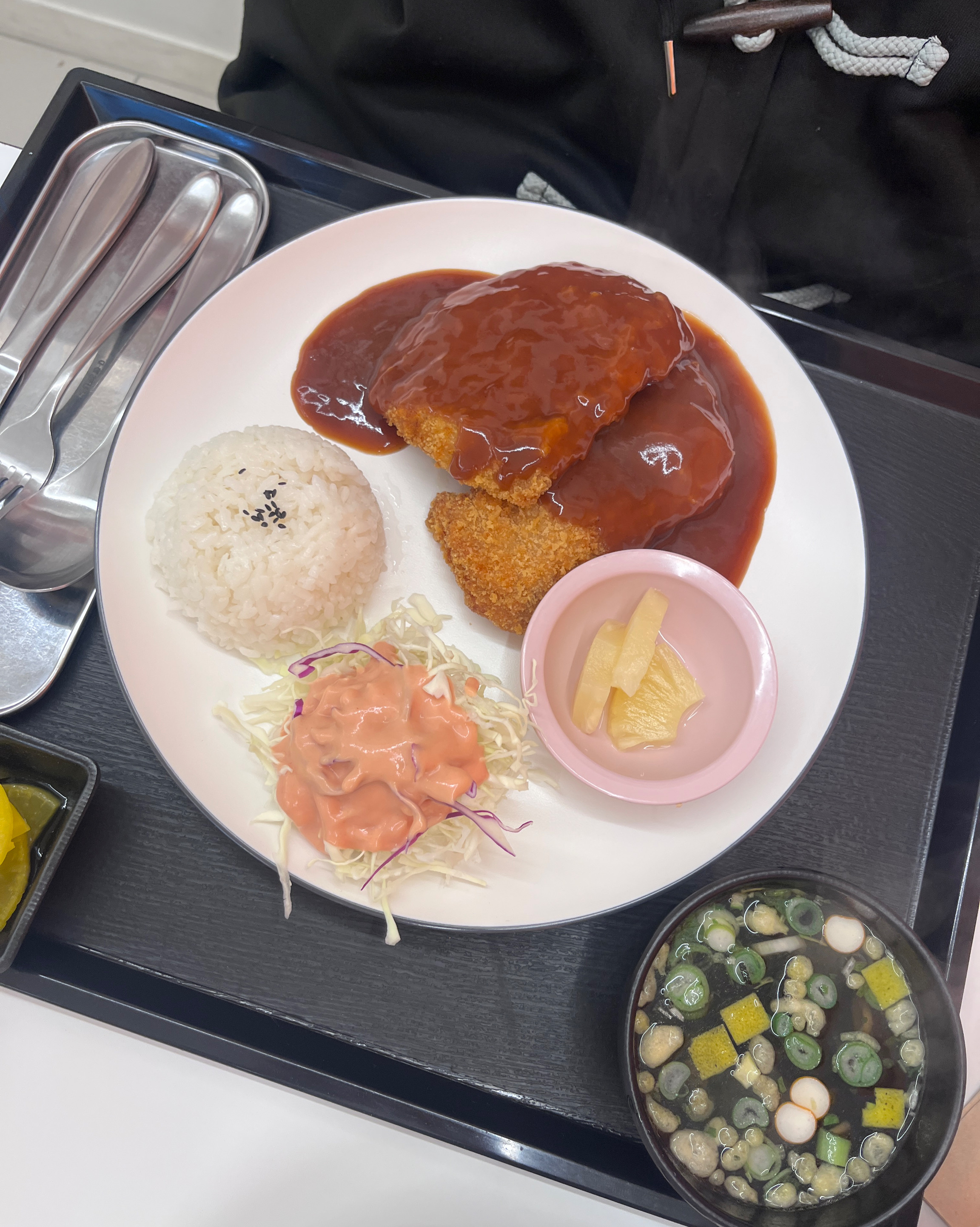 너무 친절하시고 음식도 맛있어요!! 돈까스가 가성비 완전 좋아요😍부산역이랑도 가까워서 찾기