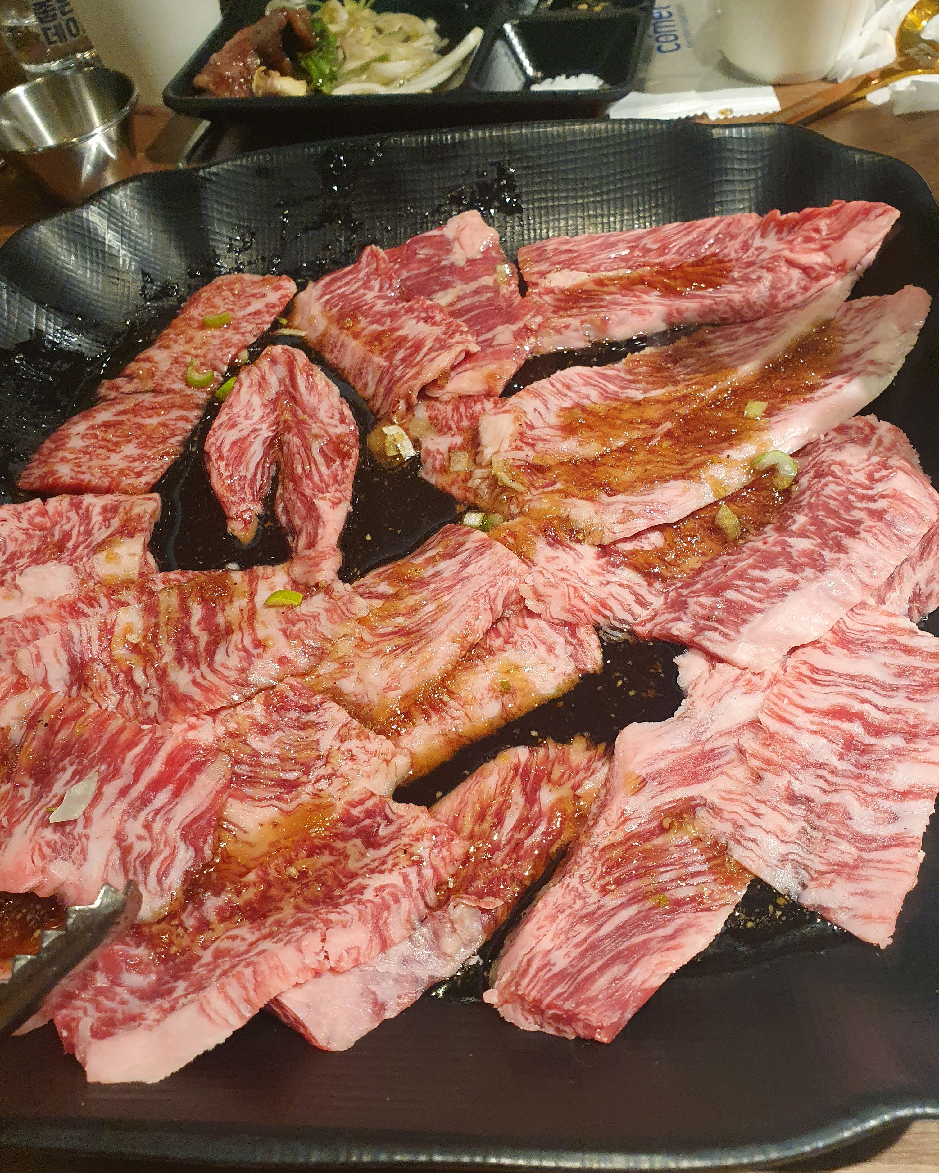 일단 고깃집에 고기가 맛납니다. 기본일수도 있겠지만 진짜 고기가 최고네요! 또 올께요~~기