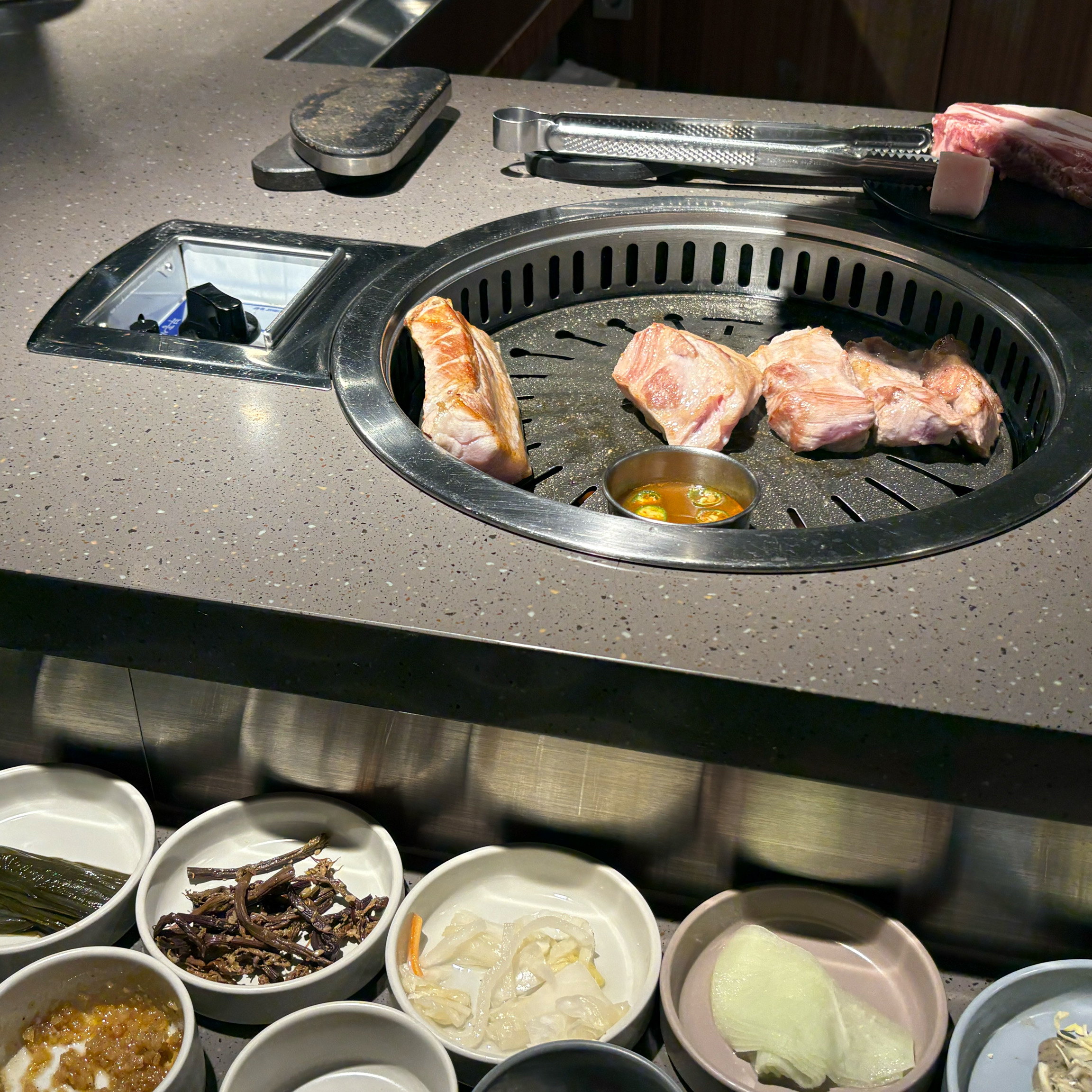 남자친구가 고기 일하는 사람인데 먹는내내 극찬했어요. !!! 고기 진짜 맛있구 다 구워주셔