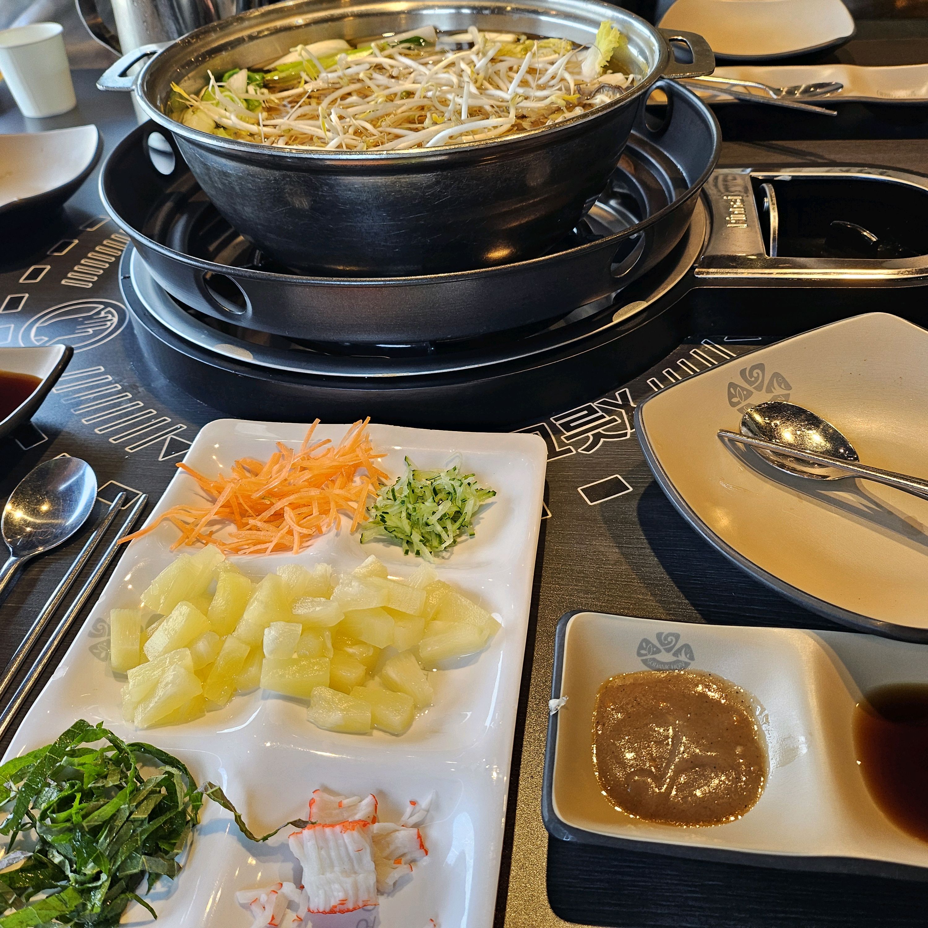 매번 갈때마다 만족스러운 곳이에요! 셀프바도 너무 잘돼있고~ 매장도 넓고~~ 국물도 진짜