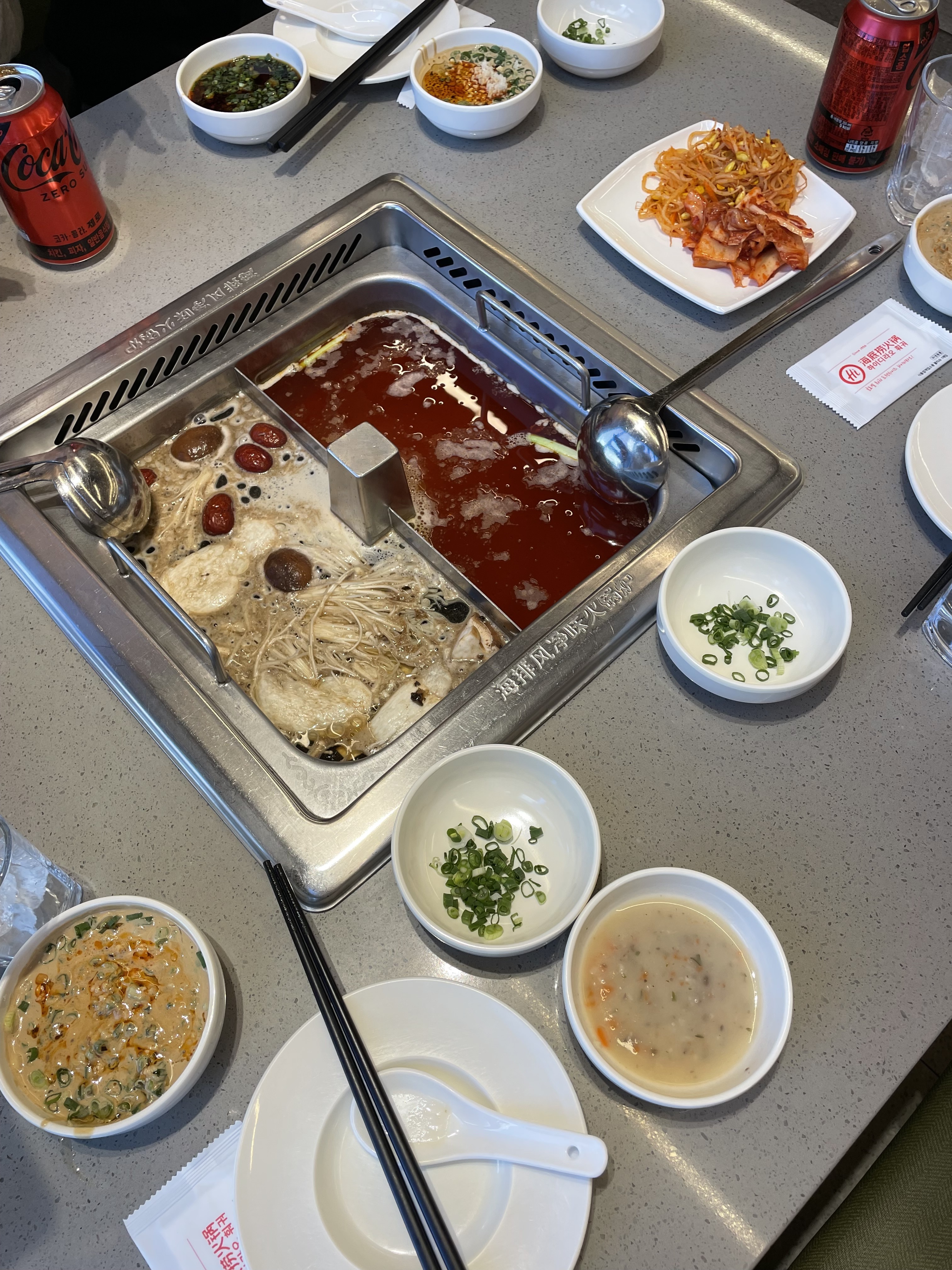 평일낮 웨이팅은 없었지만 손님 많아요. 훠궈 맛있고 직원분들 친절해서 만족합니다 - 영등포 맛집 하이디라오 영등포지점