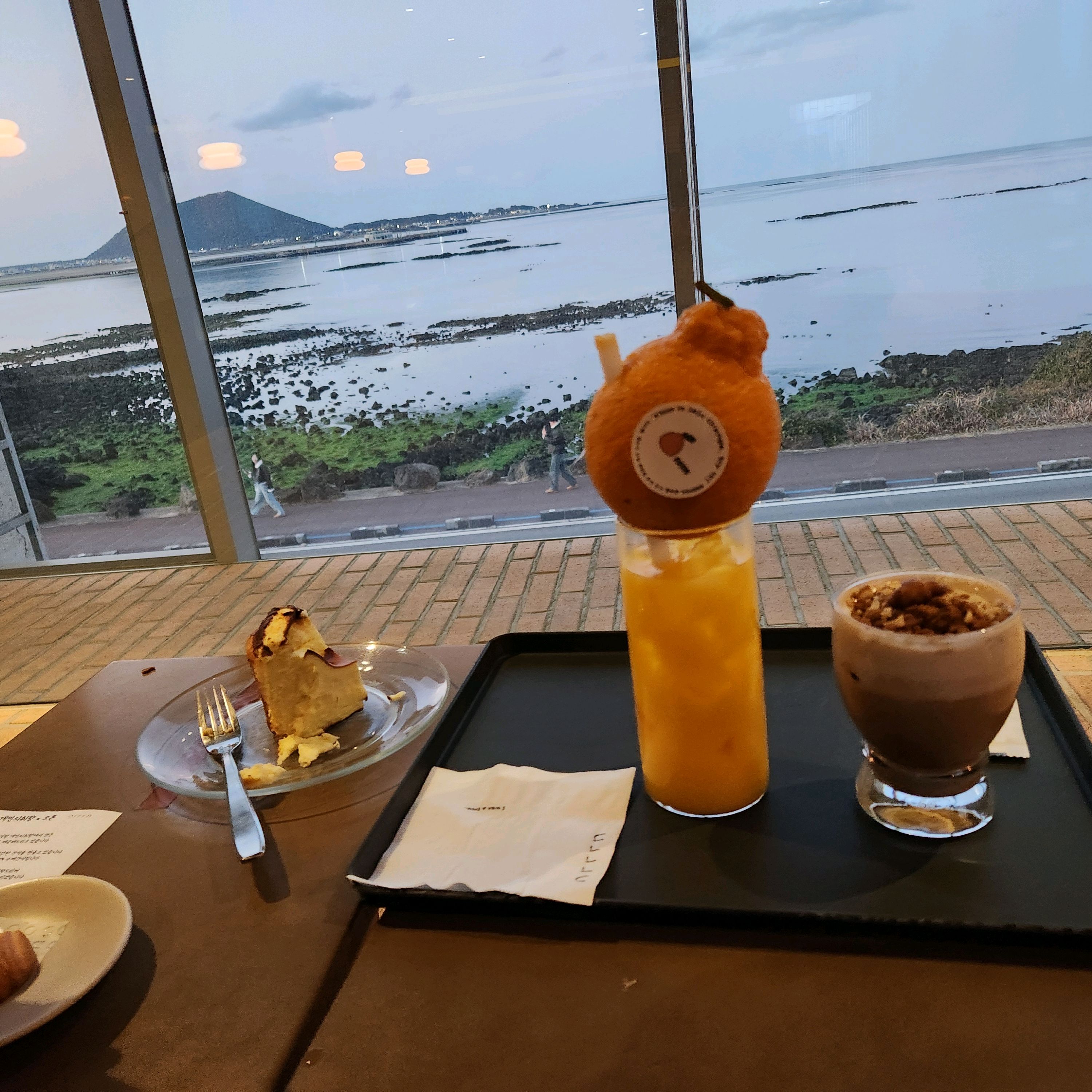 뷰맛집이라 노을 보기 좋았어서 들렀는데 구름이 살짝 가렸지만 탁트인 뷰 역시 짱! 오른라떼