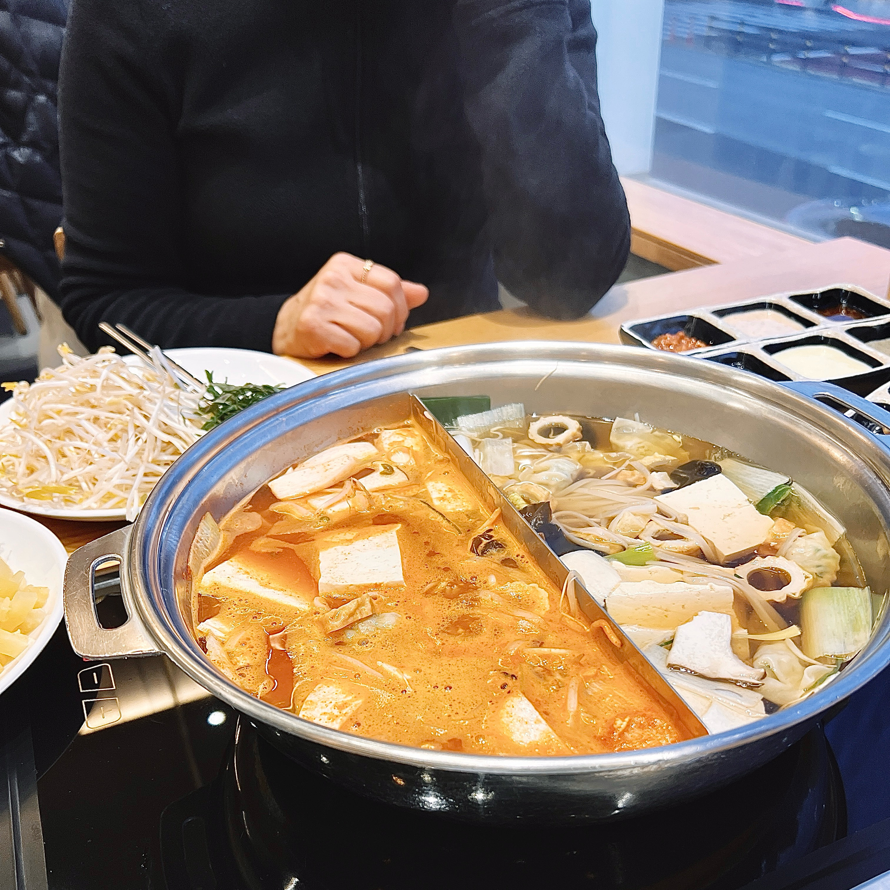 맛있게 잘먹었어요. 식재료들이 신선하고 깔끔했어요. 빈그릇이 생기면 직원분들이 바로바로 치