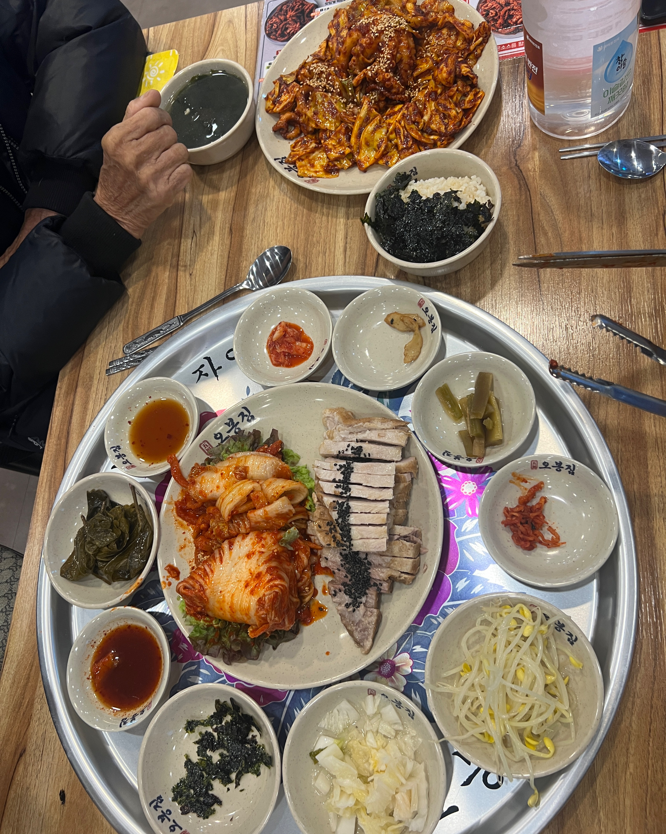 부모님도 맛있게 잘드셔서 좋아요! 고기도 있고 낙지도 있고 부추전도 있고 여러가지 있어서