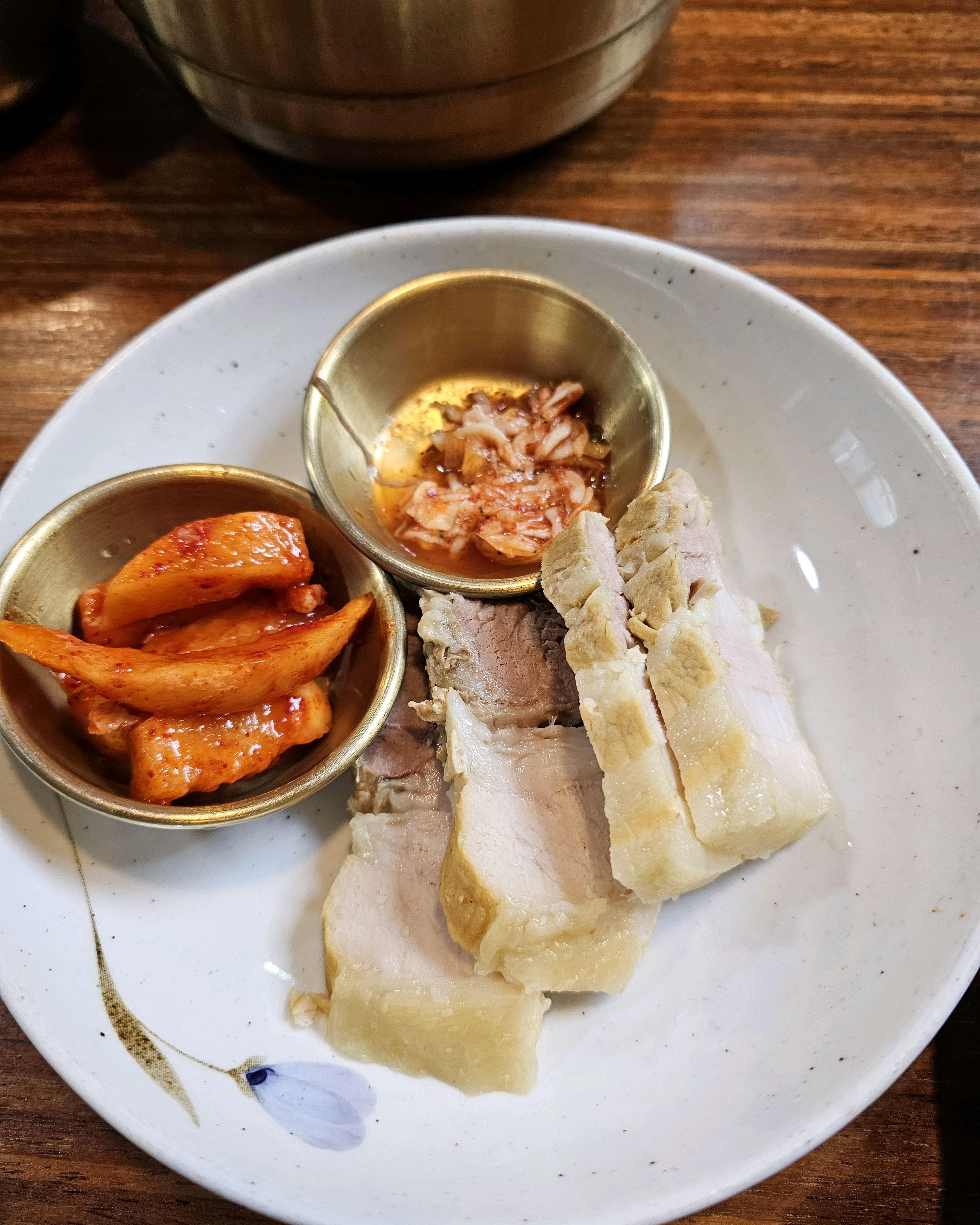 까만 기와에 하얀 눈이 소복하게 내려앉았네요. 따뜻한 차로 얼어버린 손과 속을 녹이며, 친