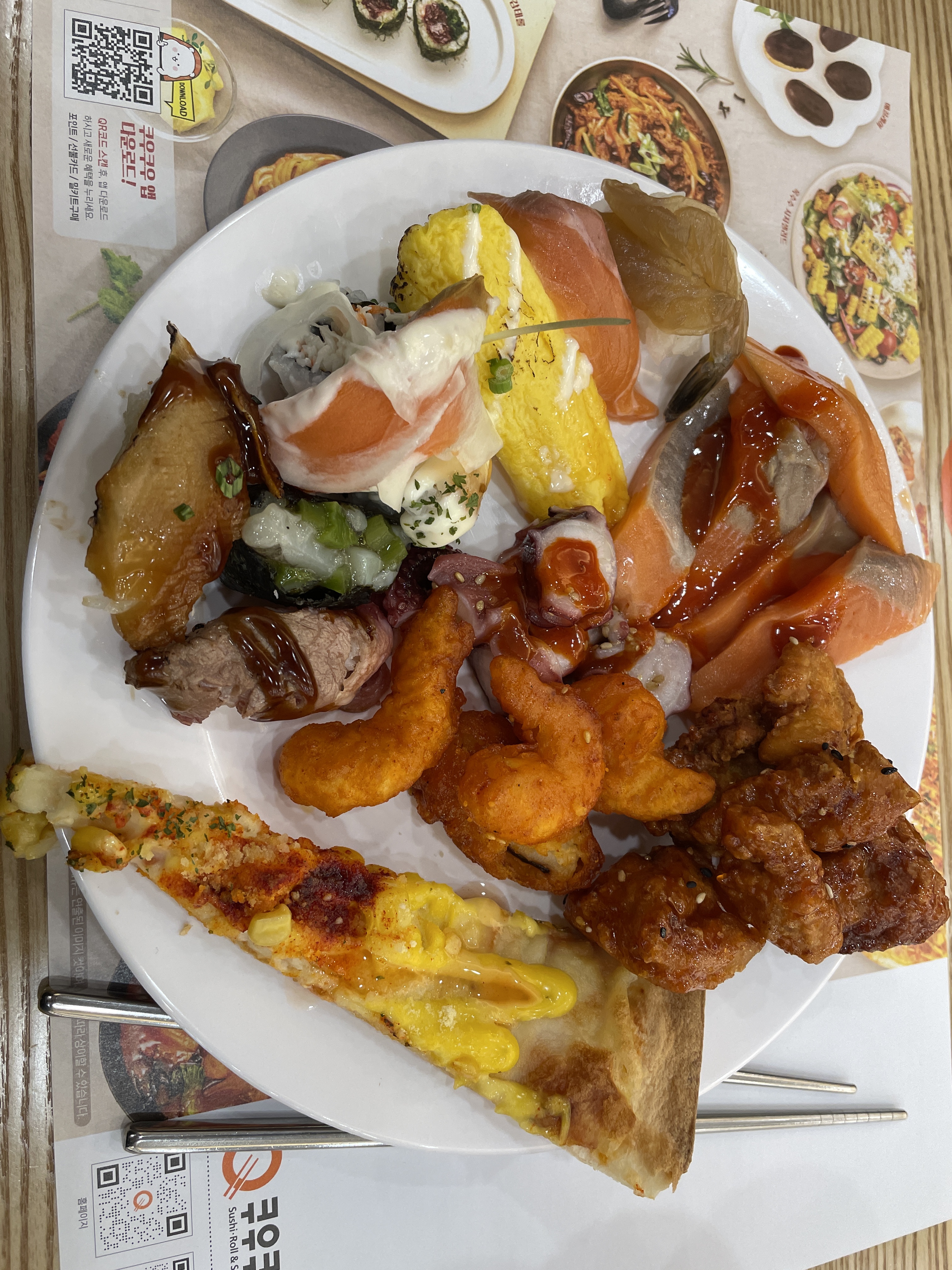 런치타임에도 먹을게 많아요 오늘은 훈제연어회가 약간 비렸네요 - 춘천 맛집 추천 쿠우쿠우 춘천점