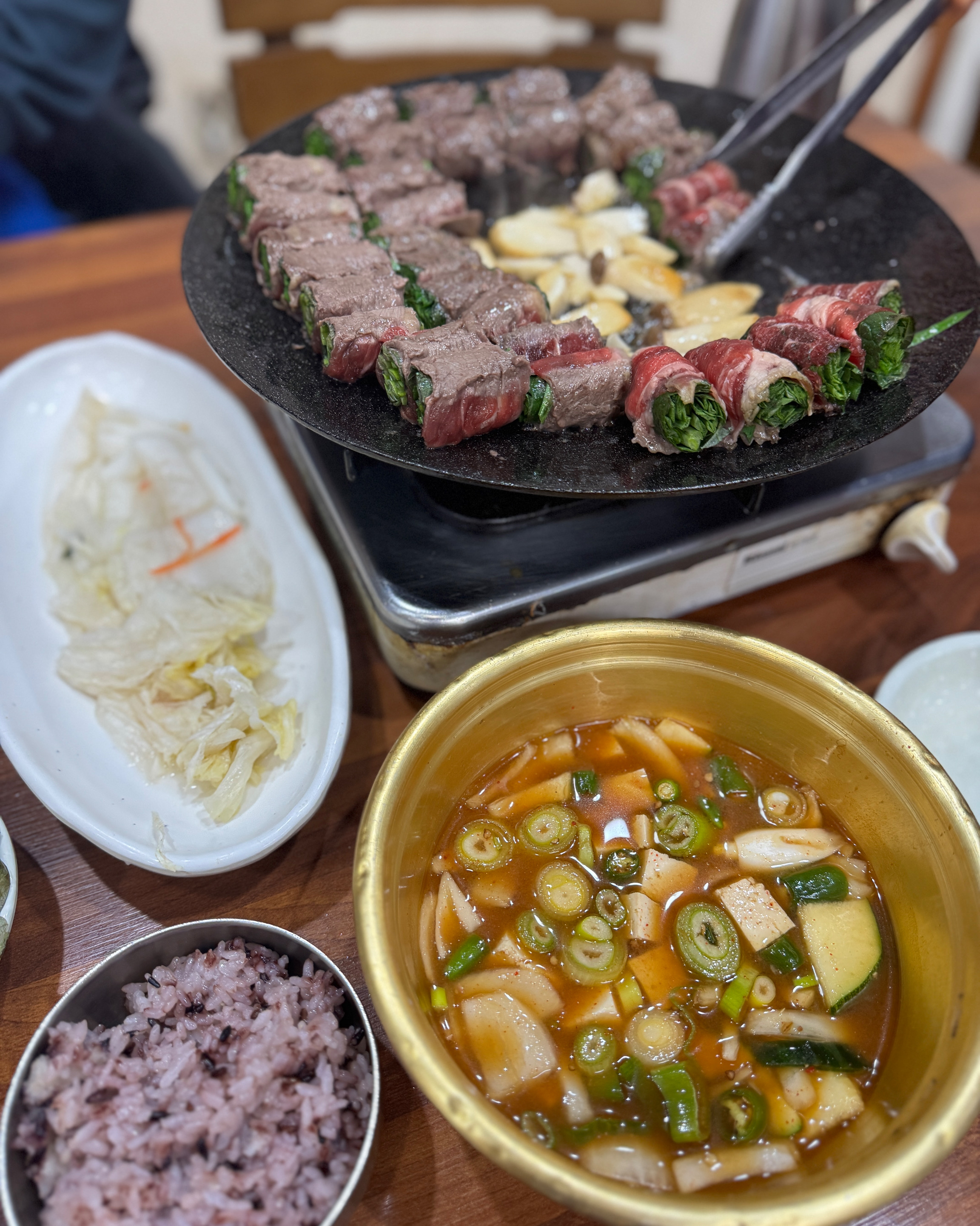 예전부터 가고 싶었는데 드디어 가봤네요. 먹기 좋게 고기도 직접 구워주셔서 편하고 고기 가
