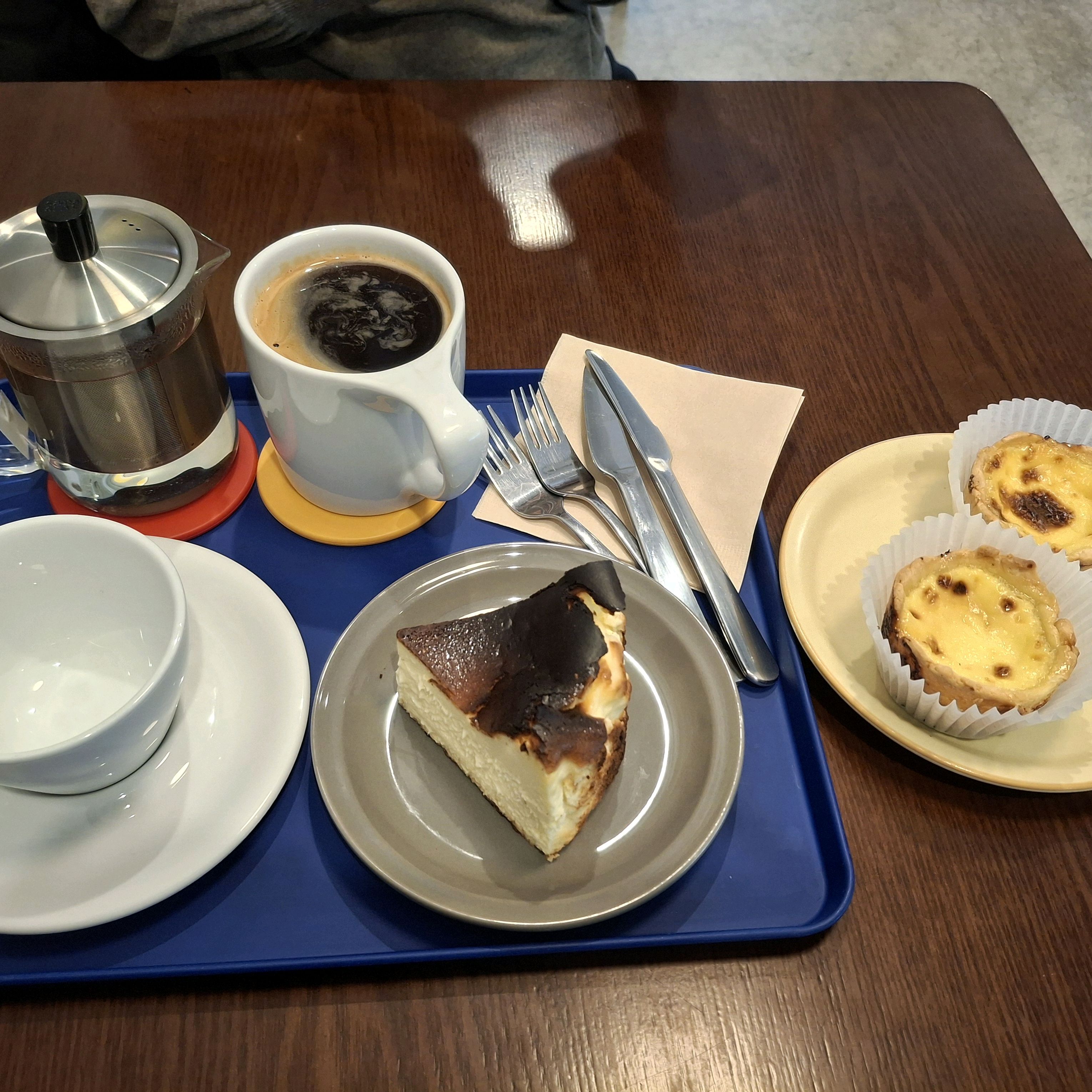 에그타르트가 진짜 맛있어요 바스크 치즈 케이크도 맛있고요 여기 디저트가 정말 좋습니다 - 천호동 맛집 앤서니카페