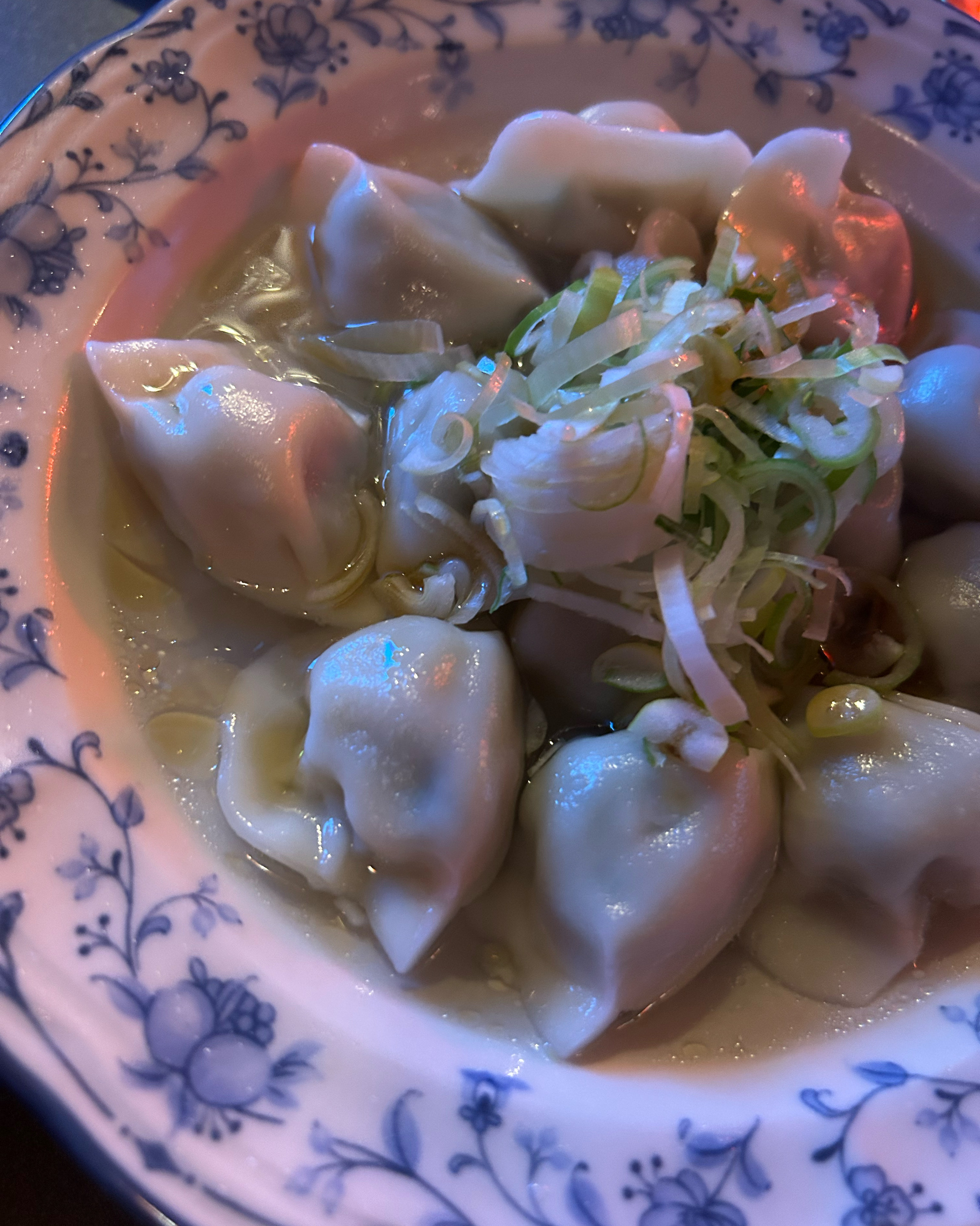 분위기가 오묘하고 음식도 맛있고 친절하시고~ 좋네요. 다음엔 또 다른 메뉴를 먹어봐야 겠어
