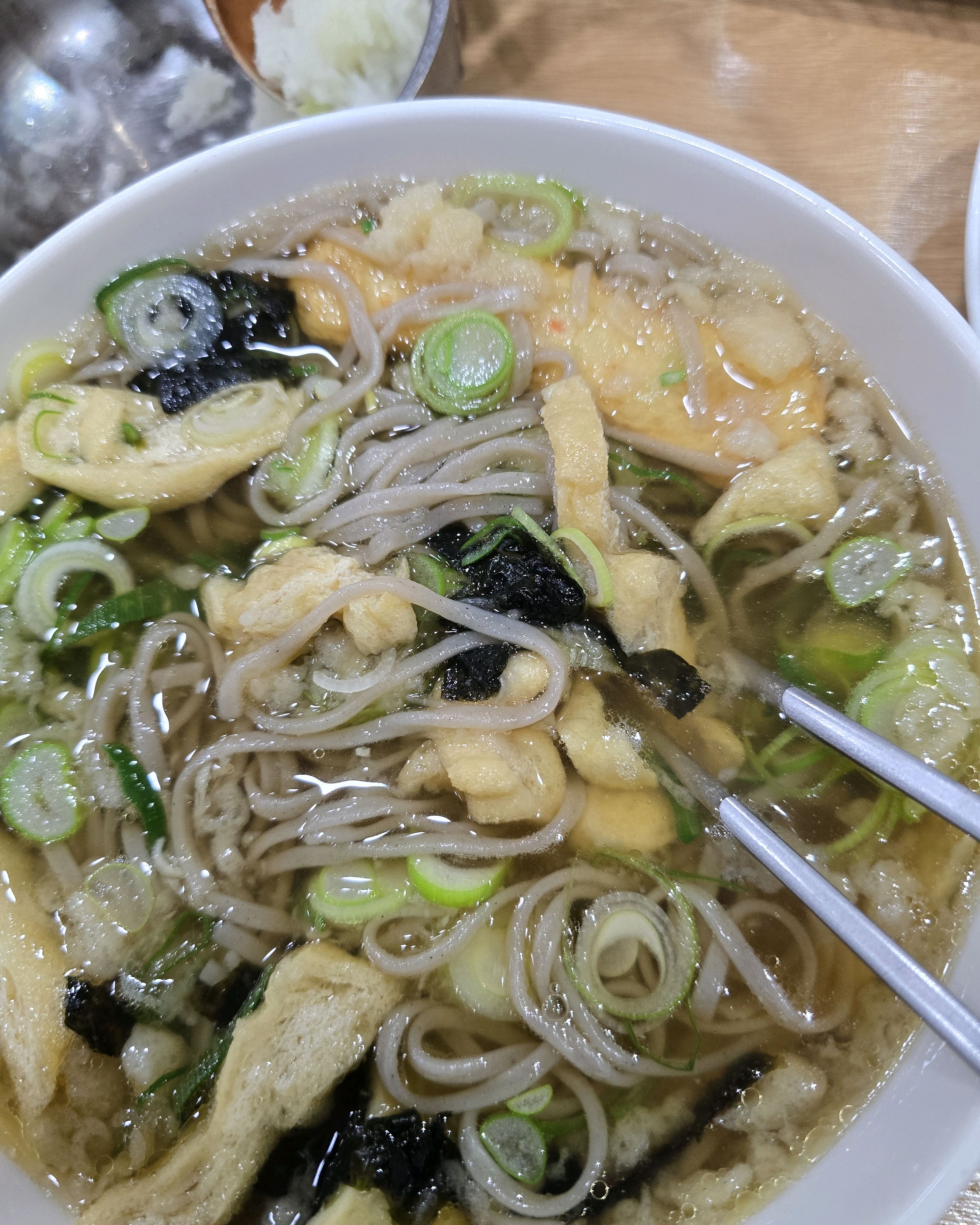 오래된 맛집 연식이 느껴지는 인테리어와 맛있고 가성비 있는곳 튀김은 기름이 많아 가끔 먹