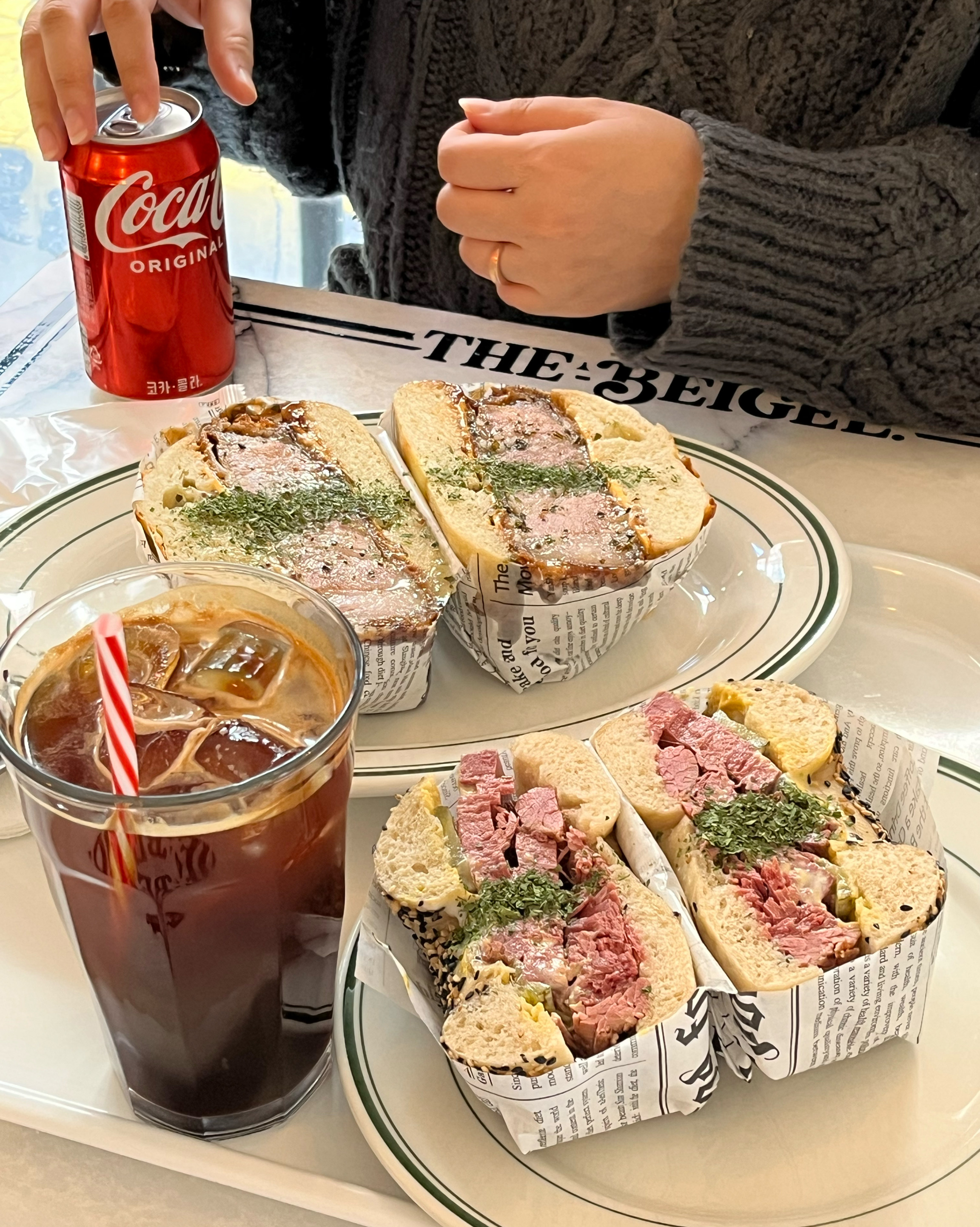 가츠산도와 베이글이 엄청 맛잇었어요 고기도 수비드해서 너무 입맛에 딱이었어요 배불러서 남긴