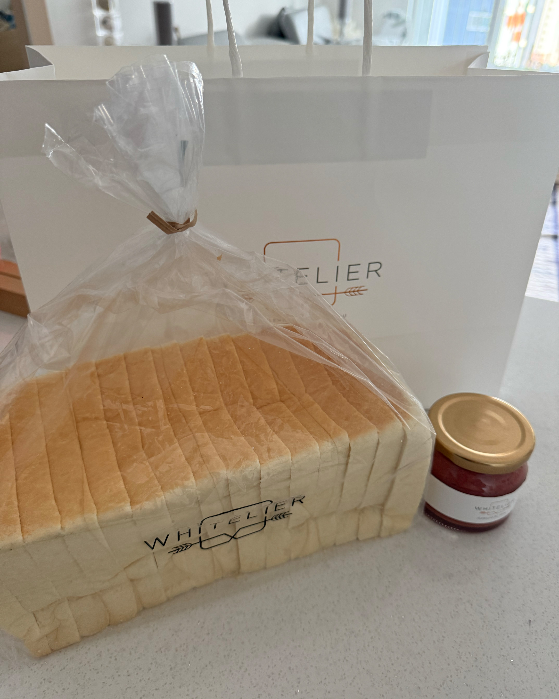 식빵 너무 맛있어요 오늘은 잼도 함께 구매했어요. 매장앞에 잠깐 주차가능해서 좋았어요! - 동래 맛집 화이트리에 동래점
