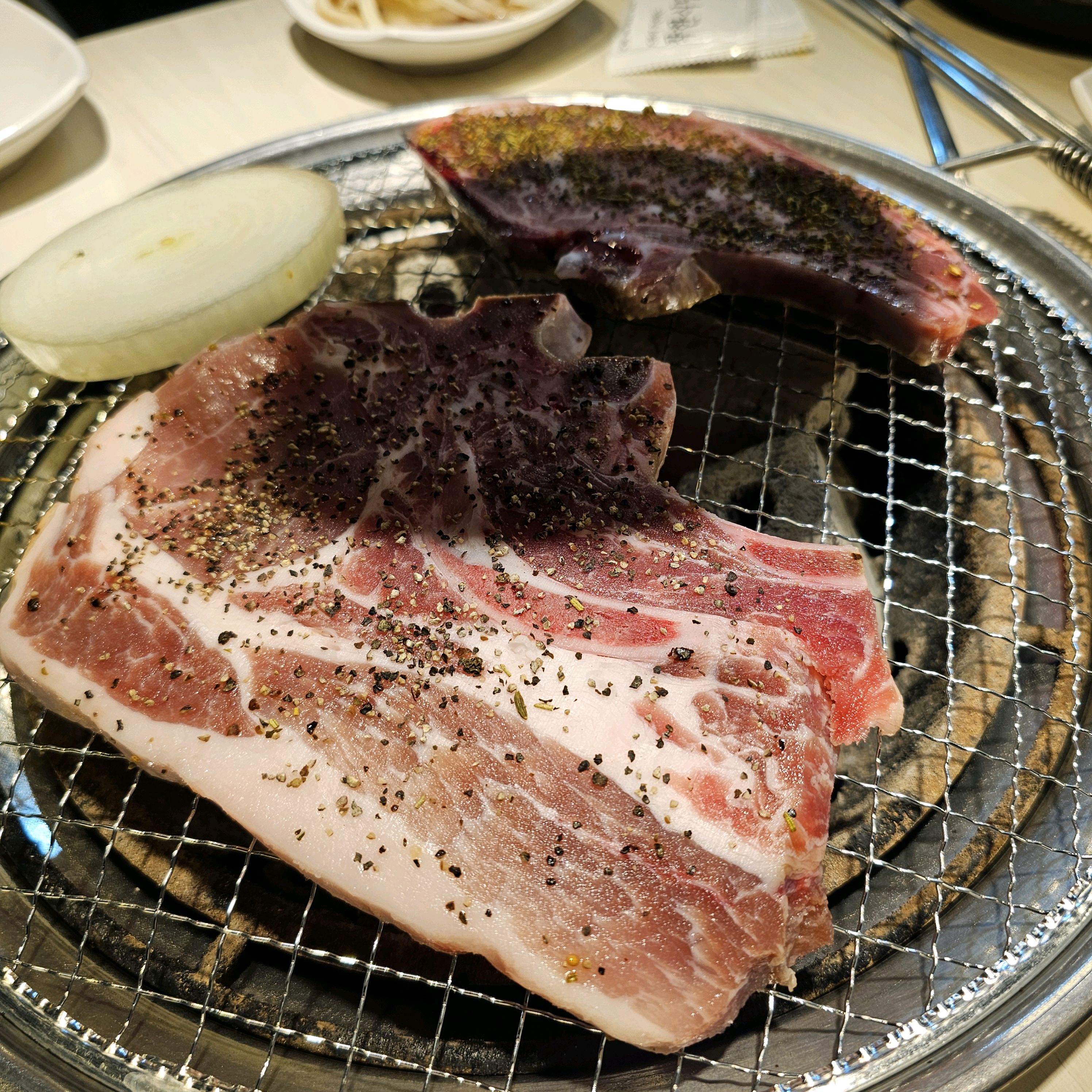 무한리필이라는 장점이 최고인데 그 명성대로 명륜진사갈비 서울사당점 리뉴얼 후에 너무 맛있고