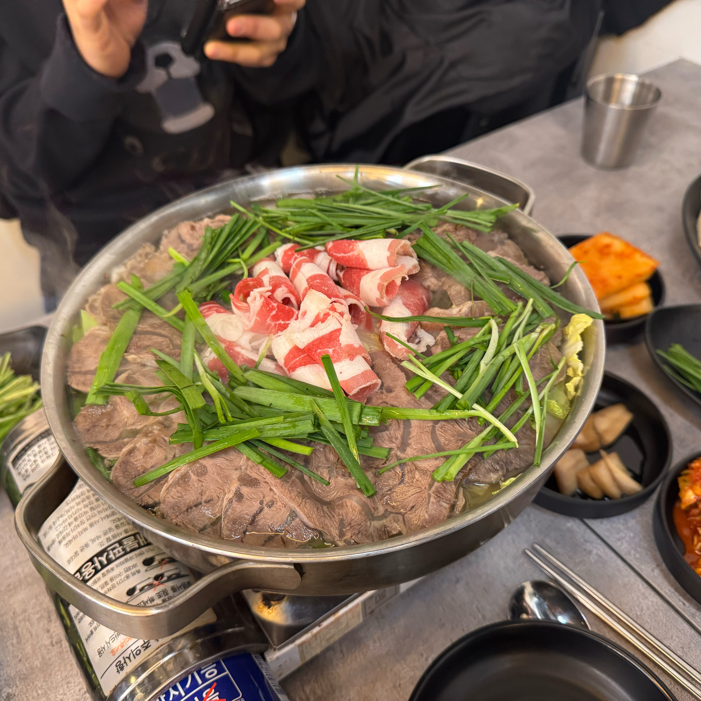 우선 육수 미쳤구요, 스지 잇몸에서 튕기고 쬰득하고 부드럽고 난리났구요 존맛탱이자나 맵찔이